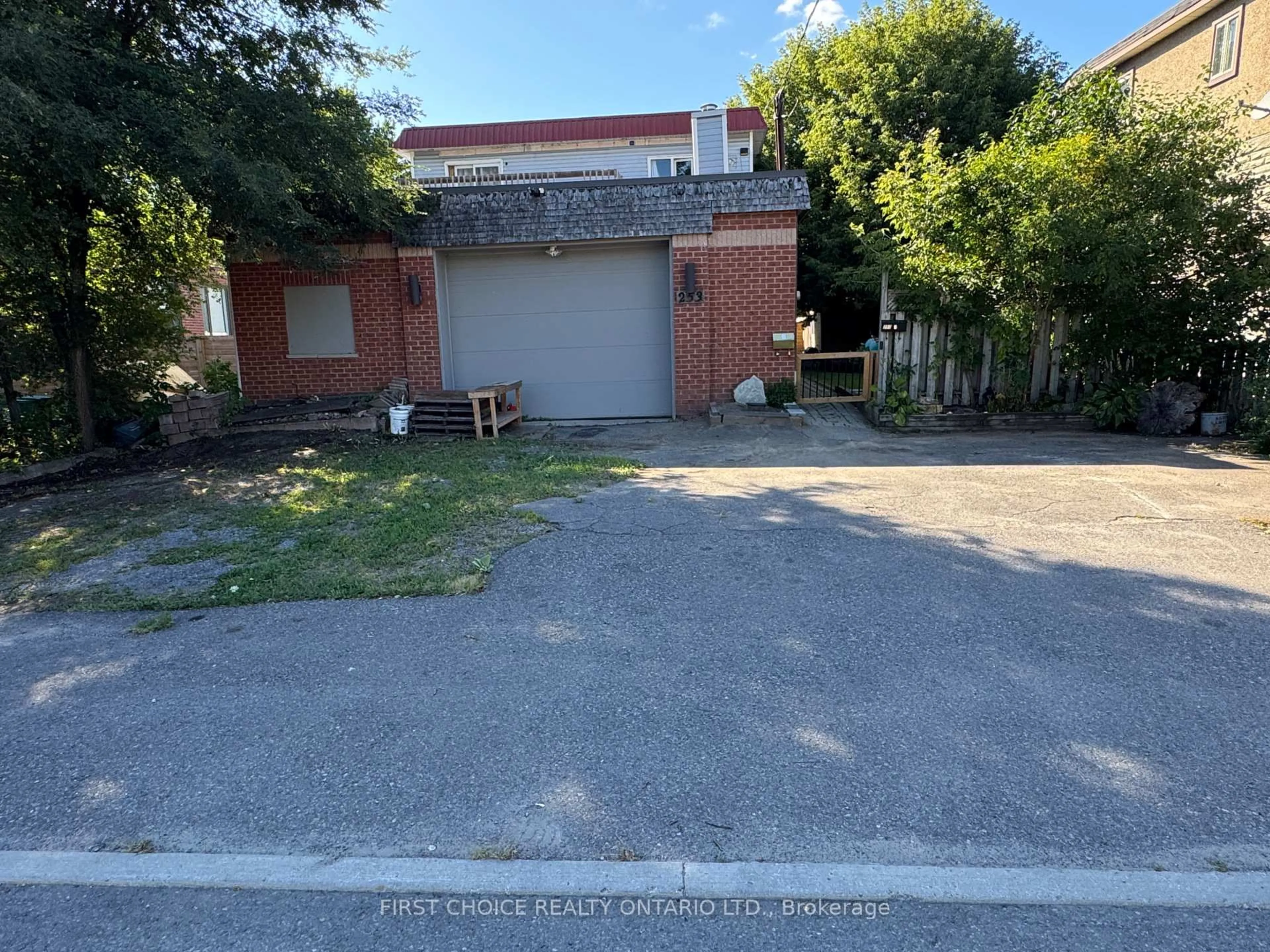 A pic from outside/outdoor area/front of a property/back of a property/a pic from drone, street for 253 FRECHETTE St, Ottawa Ontario K1L 7T3