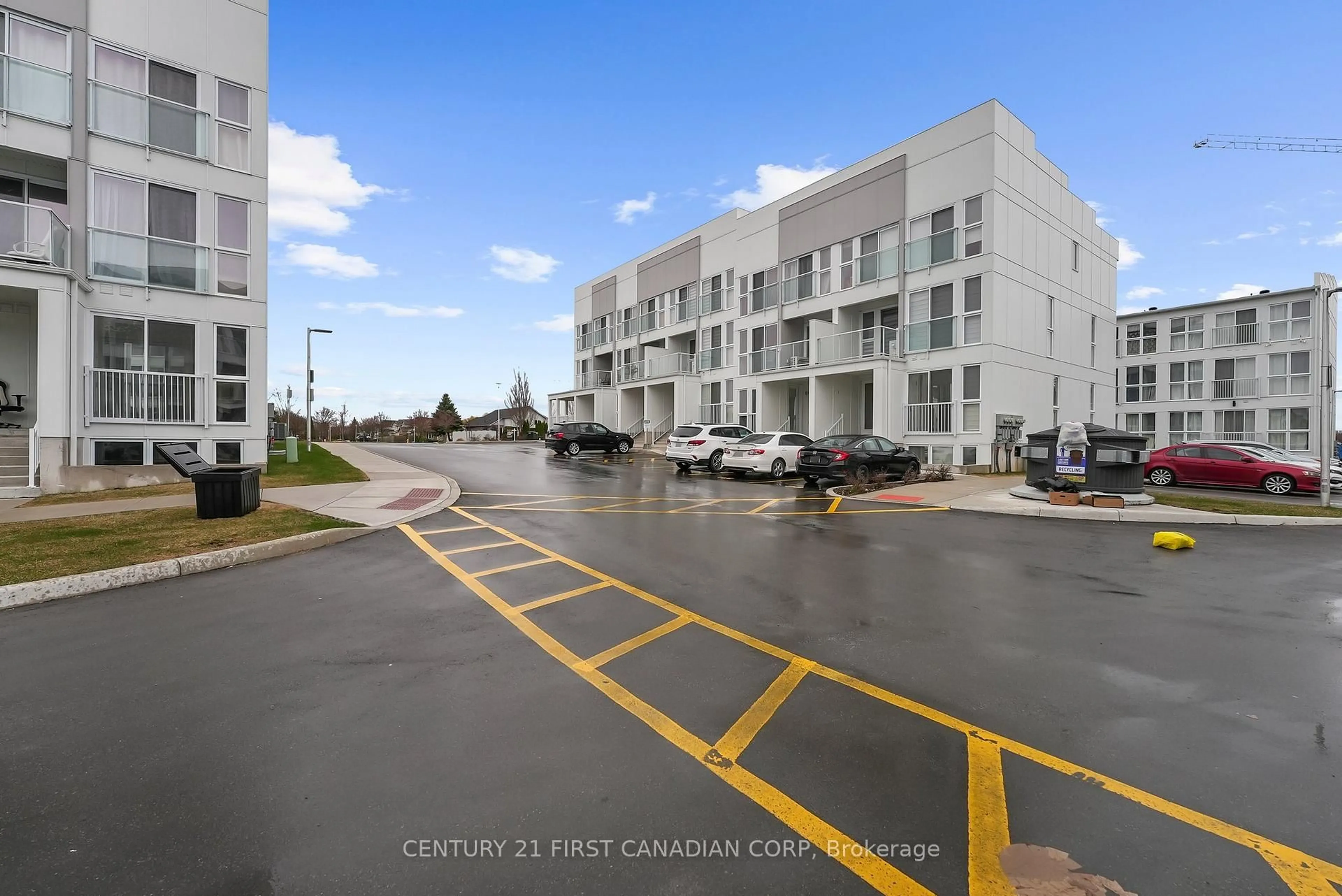 Patio, street for 95-234 Edgevalley Rd, London East Ontario N5J 0E3