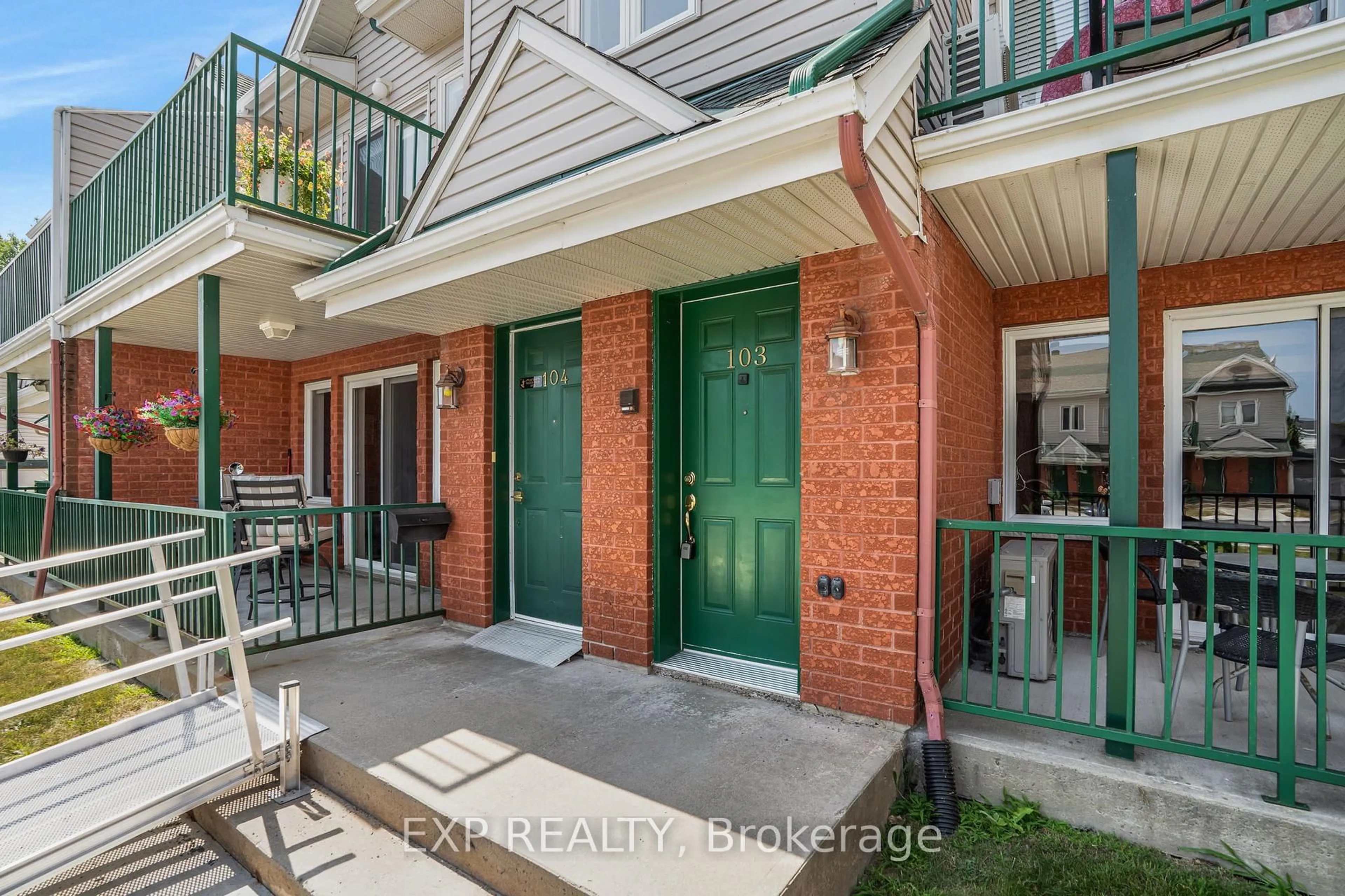 Patio, street for 2929 Laurier St #103, Clarence-Rockland Ontario K4K 1T8
