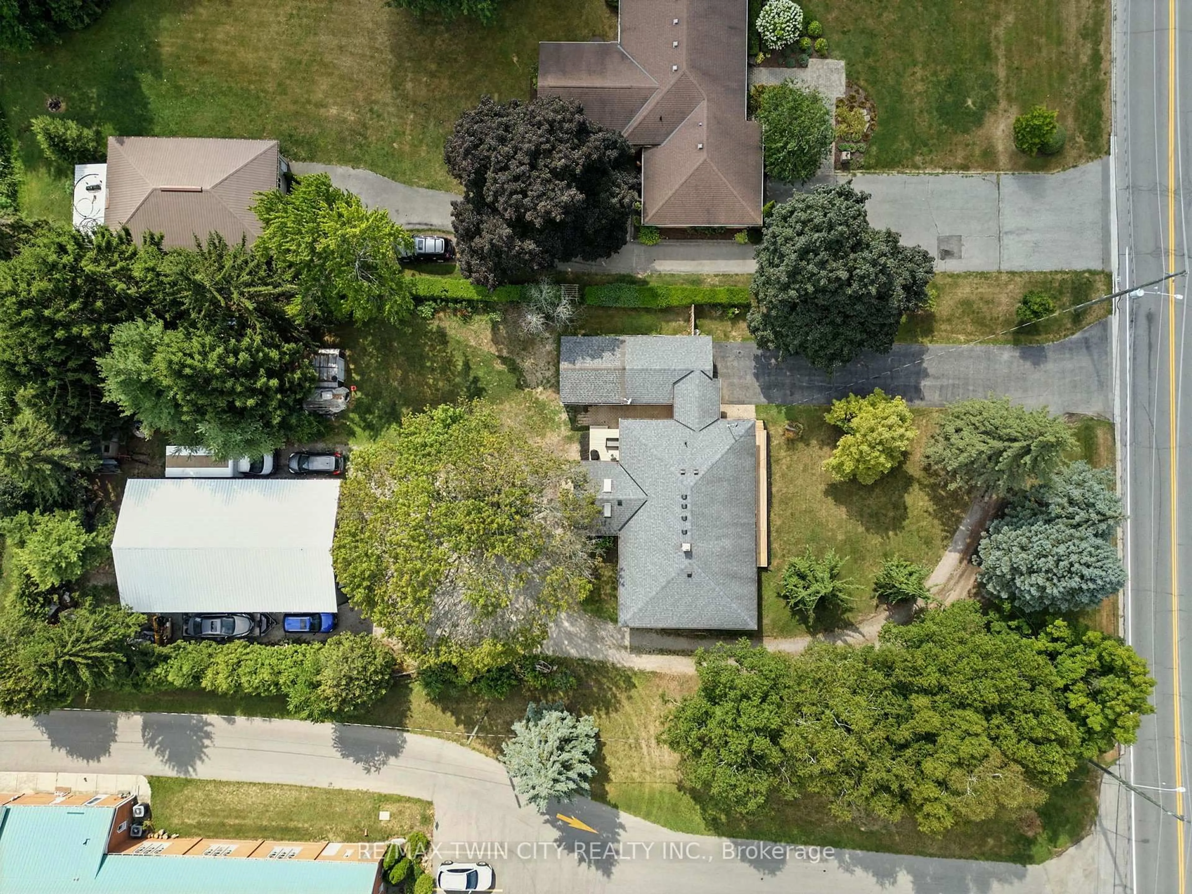 A pic from outside/outdoor area/front of a property/back of a property/a pic from drone, street for 69 King St, Brant Ontario N0E 1A0