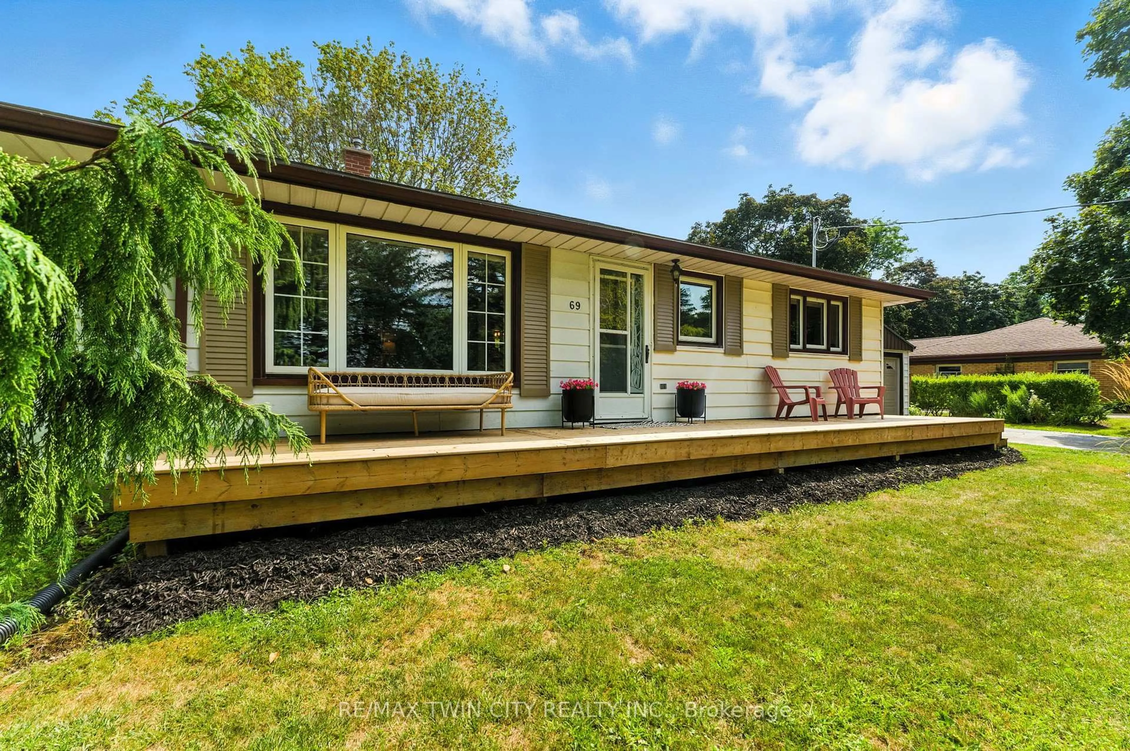Home with vinyl exterior material, unknown for 69 King St, Brant Ontario N0E 1A0