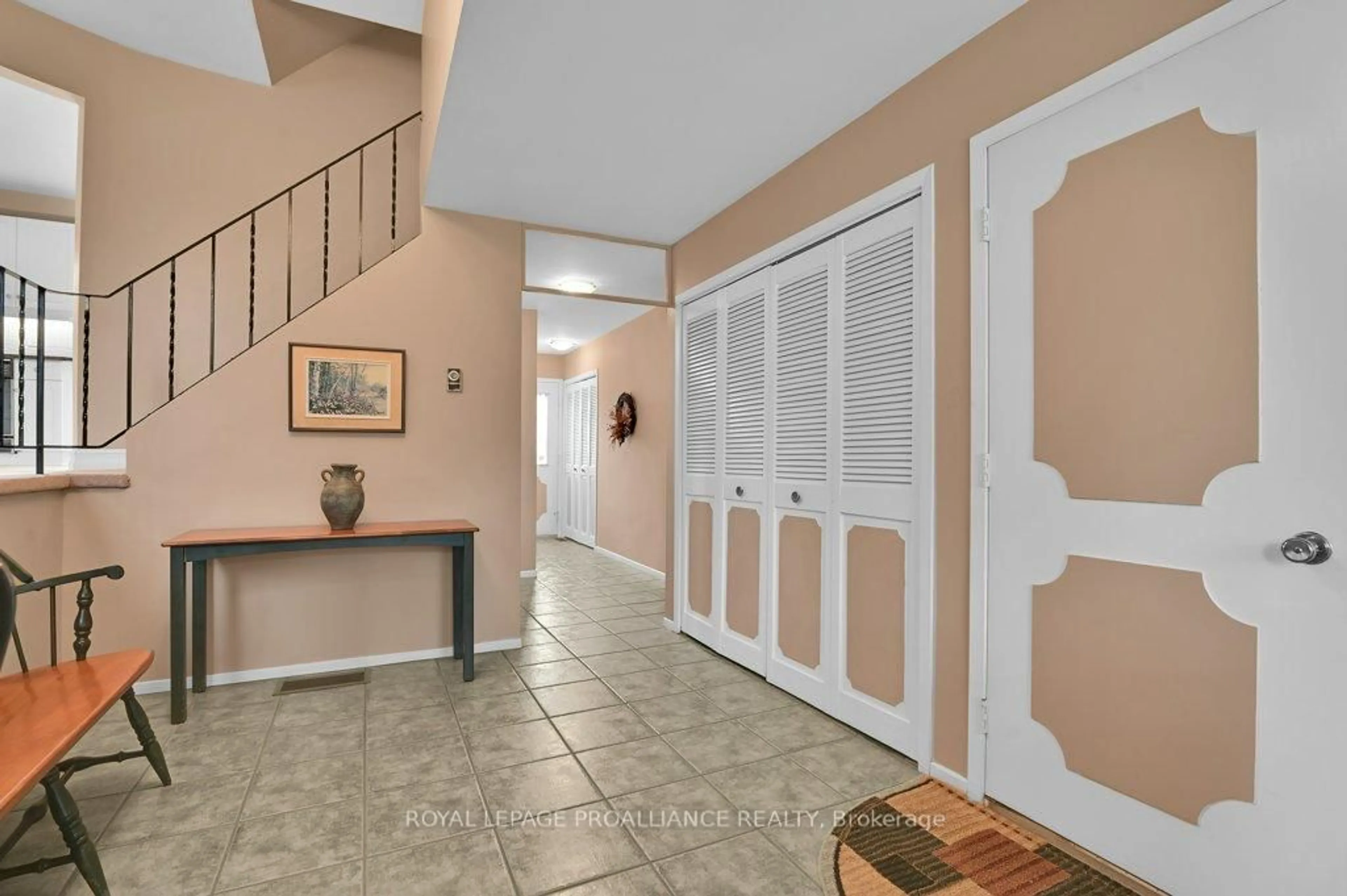Indoor foyer for 1267 County Rd 2 Rd, Elizabethtown-Kitley Ontario K6V 5T1