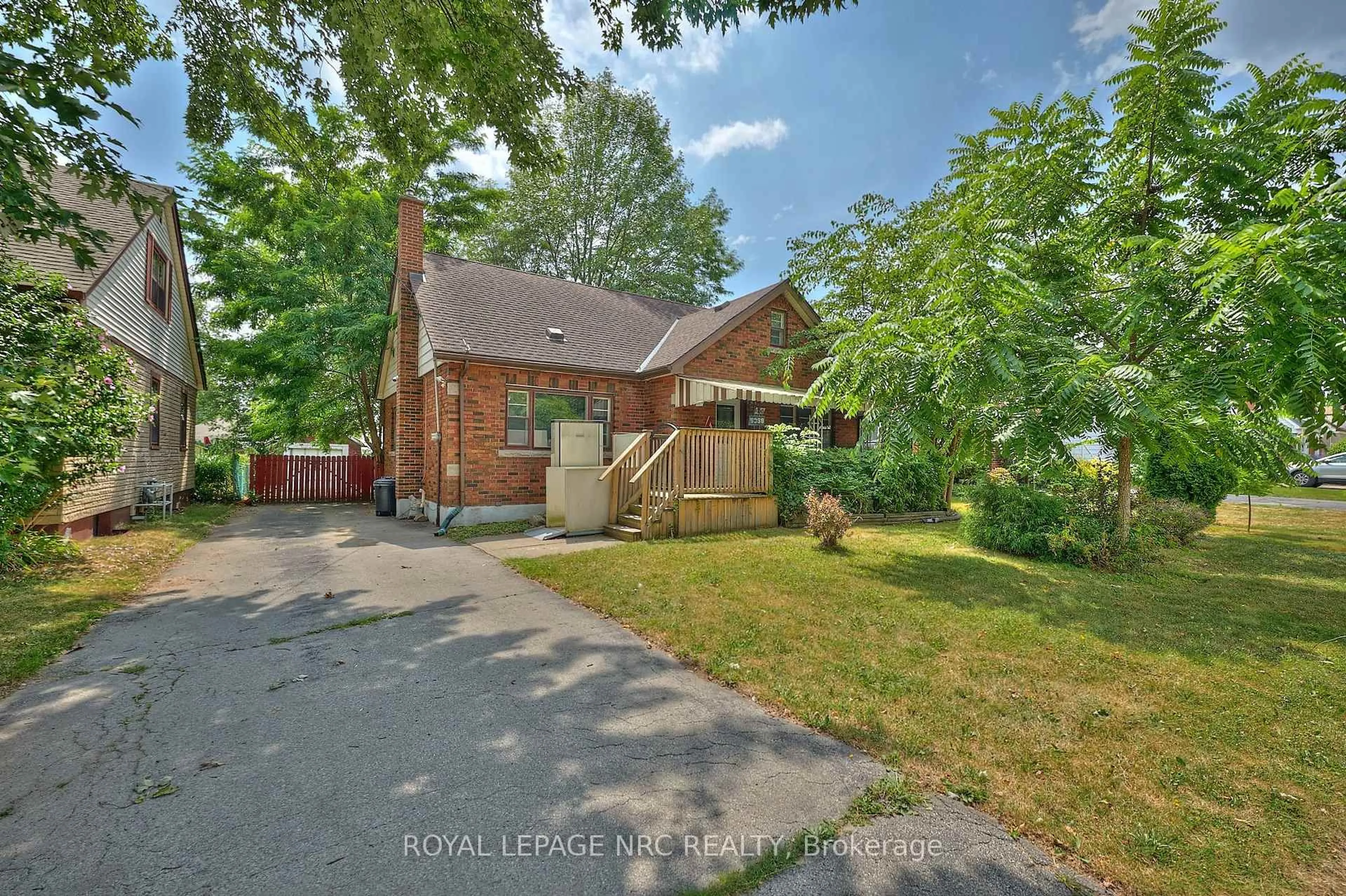 A pic from outside/outdoor area/front of a property/back of a property/a pic from drone, street for 5398 MORRISON St, Niagara Falls Ontario L2E 2E7