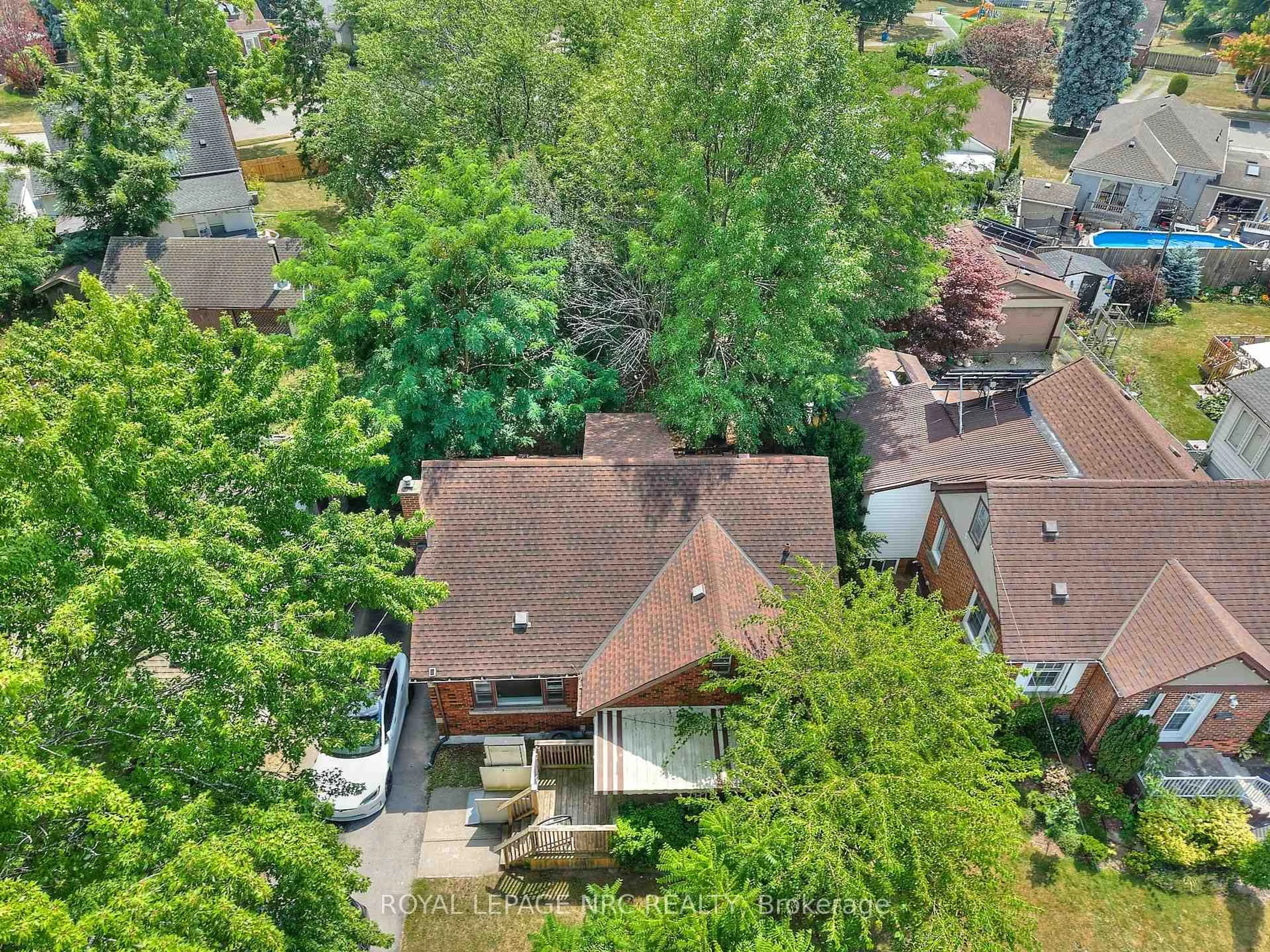 A pic from outside/outdoor area/front of a property/back of a property/a pic from drone, street for 5398 MORRISON St, Niagara Falls Ontario L2E 2E7