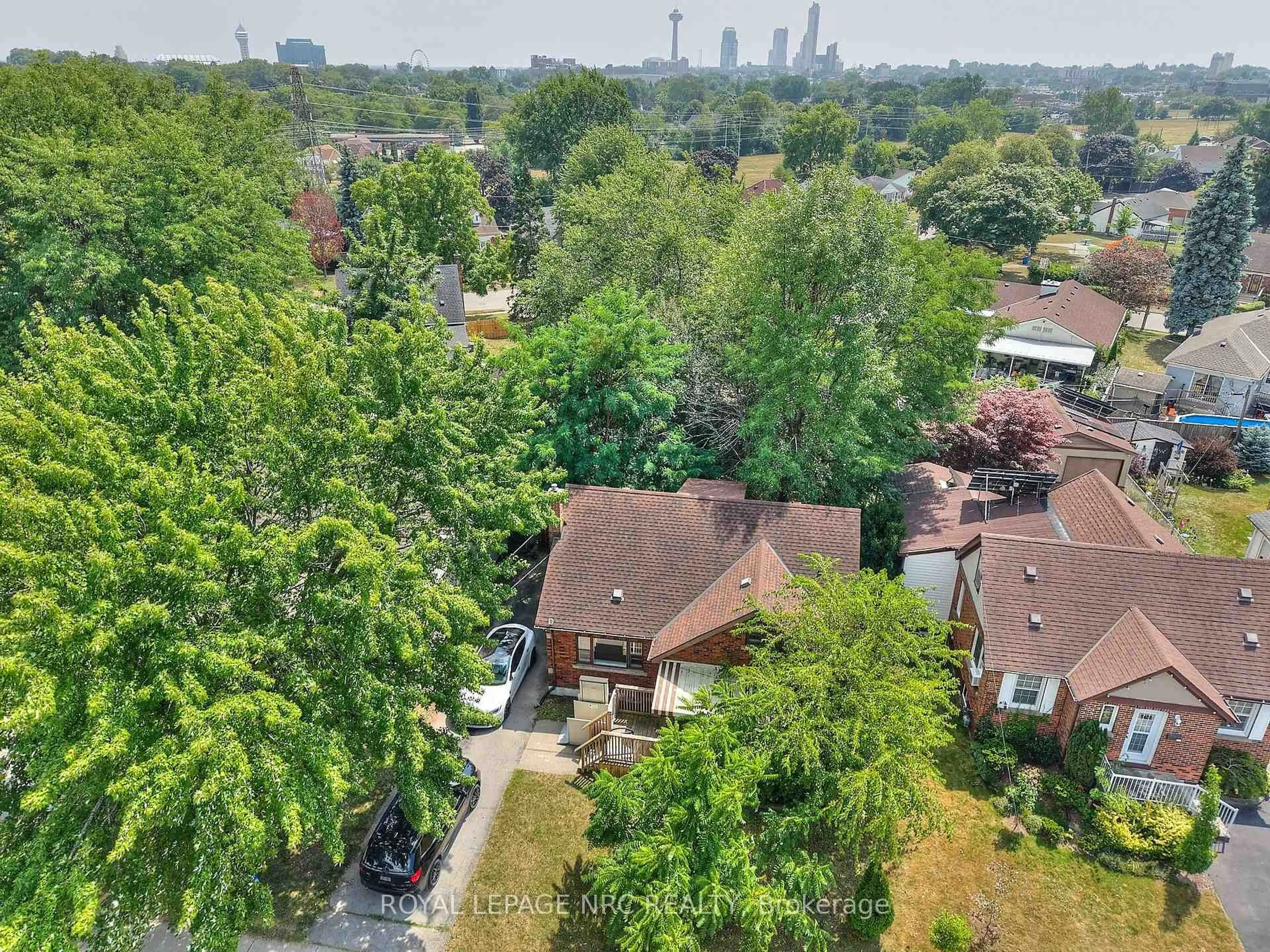 A pic from outside/outdoor area/front of a property/back of a property/a pic from drone, city buildings view from balcony for 5398 MORRISON St, Niagara Falls Ontario L2E 2E7