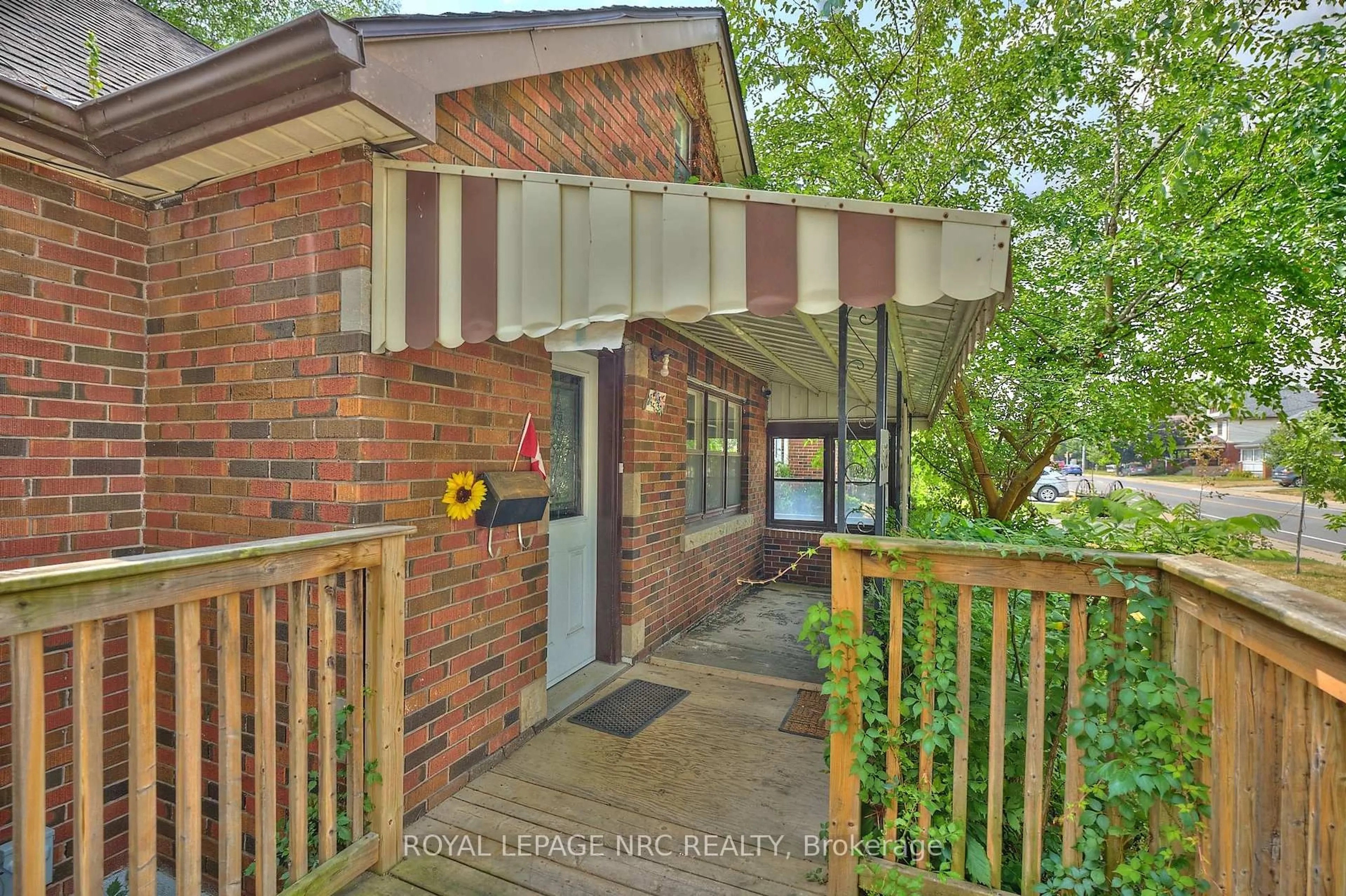 Patio, street for 5398 MORRISON St, Niagara Falls Ontario L2E 2E7