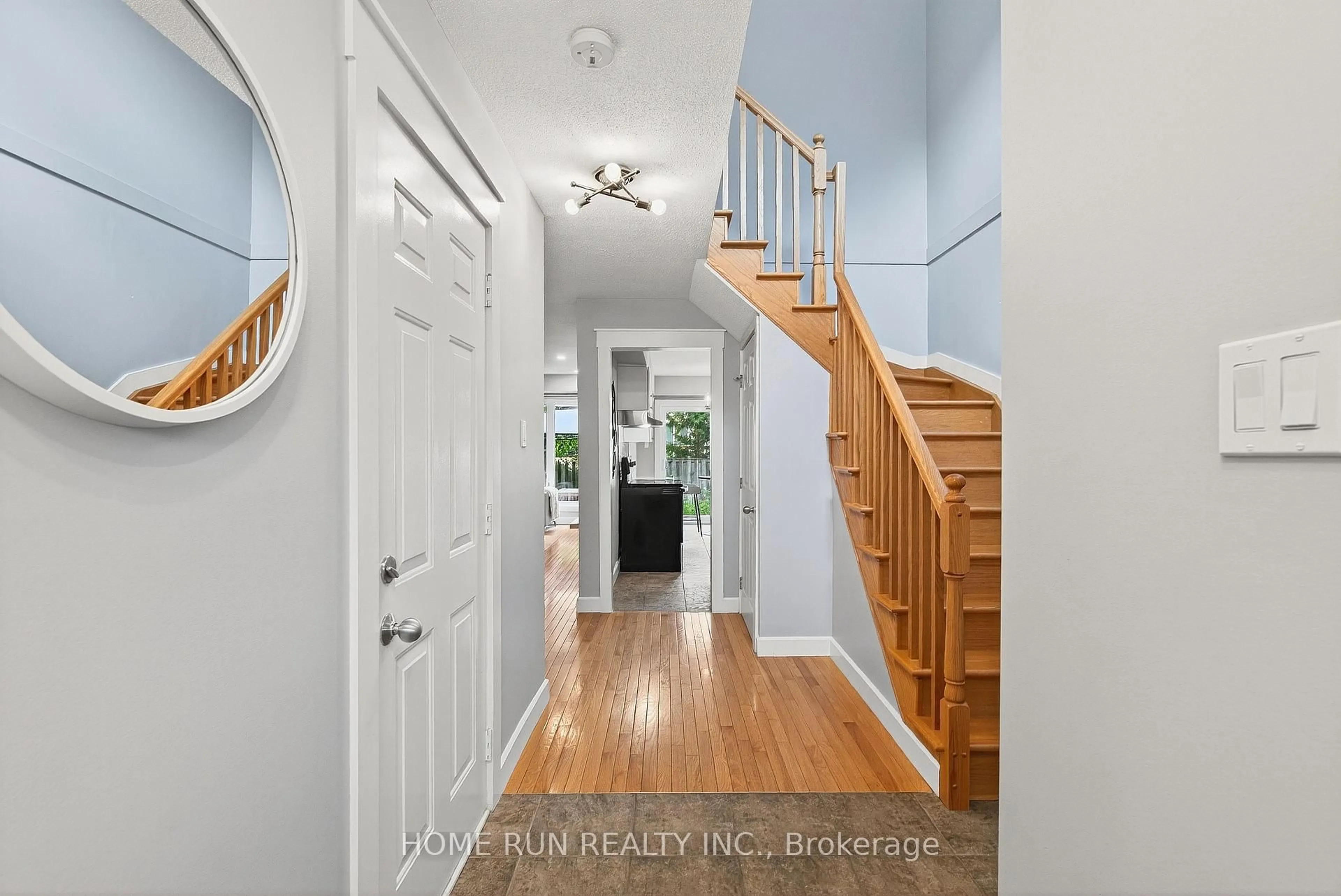 Indoor entryway for 19 Harrington Crt, Ottawa Ontario K2K 2S6
