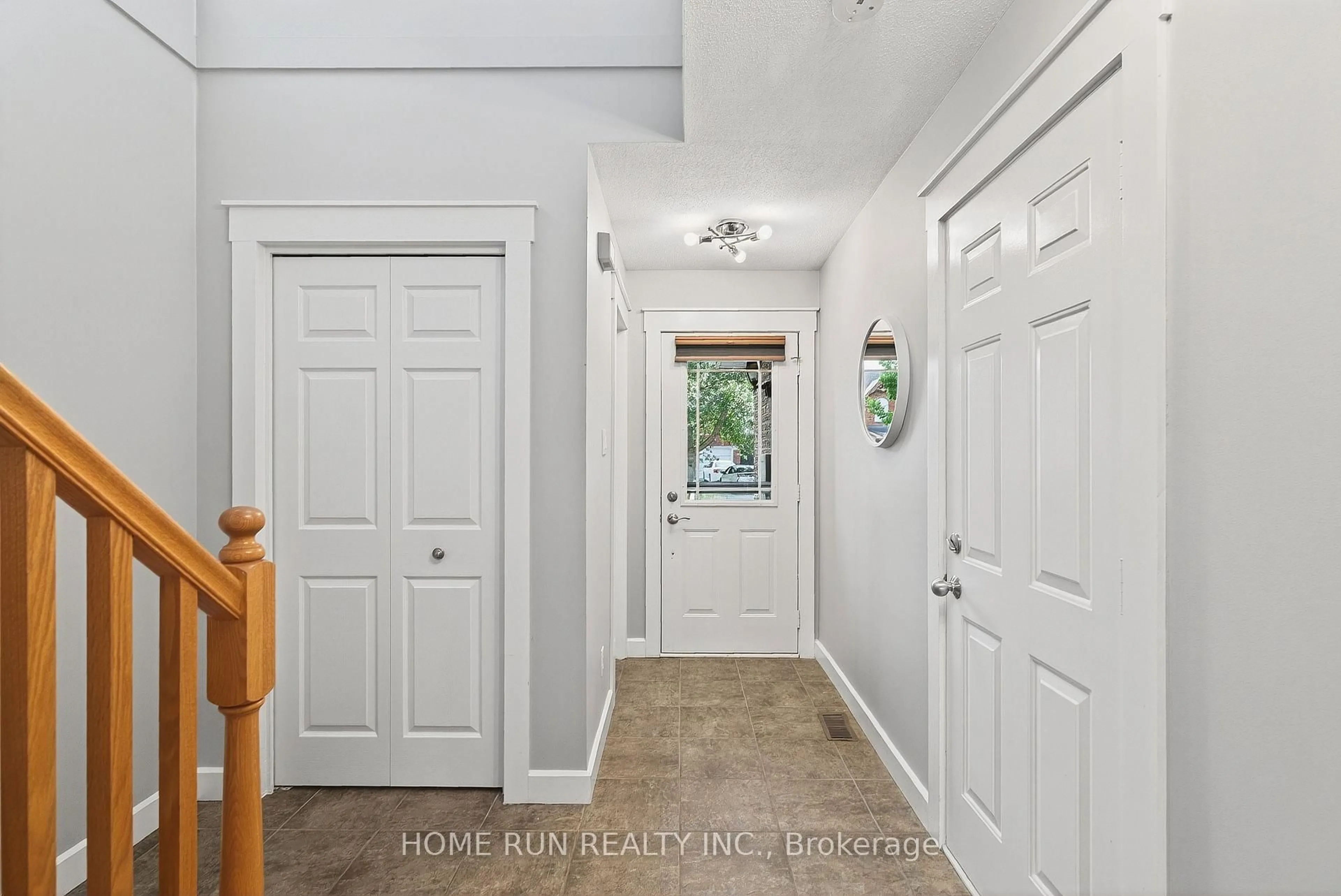 Indoor entryway for 19 Harrington Crt, Ottawa Ontario K2K 2S6