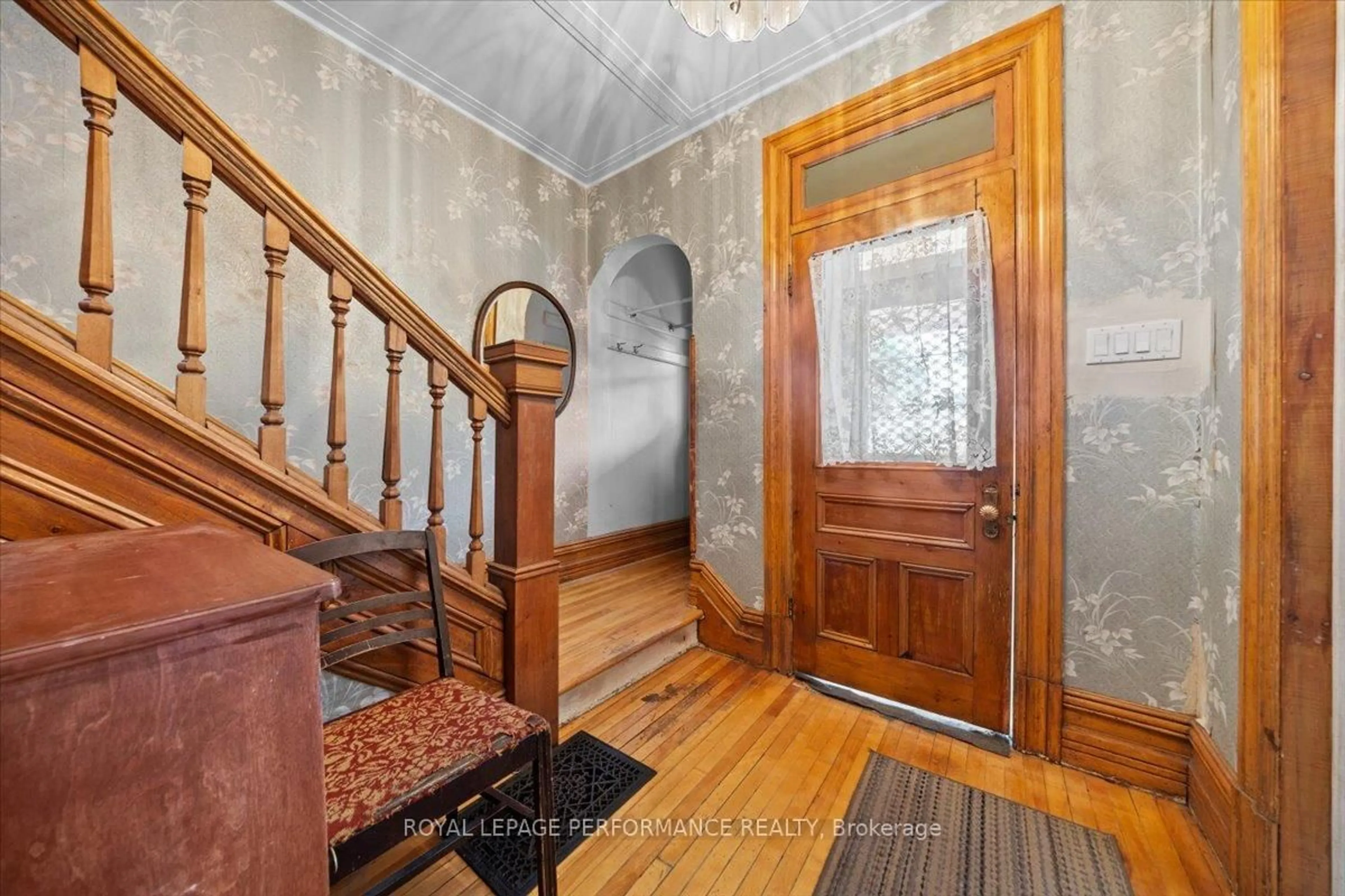 Indoor foyer for 46 Leonard Ave, Ottawa Ontario K1S 4T9