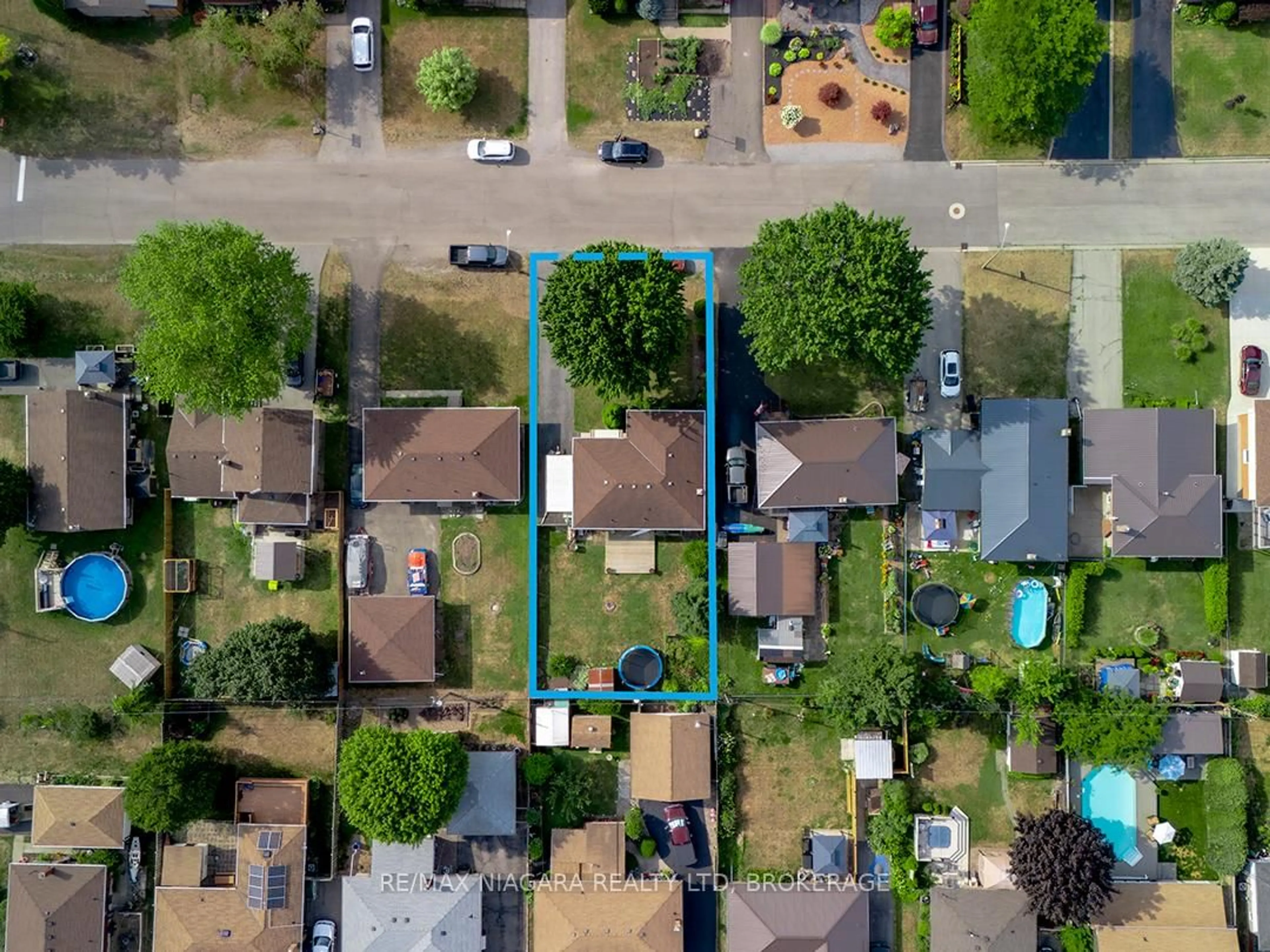 A pic from outside/outdoor area/front of a property/back of a property/a pic from drone, street for 15 Michael Dr, Port Colborne Ontario L3K 3C3