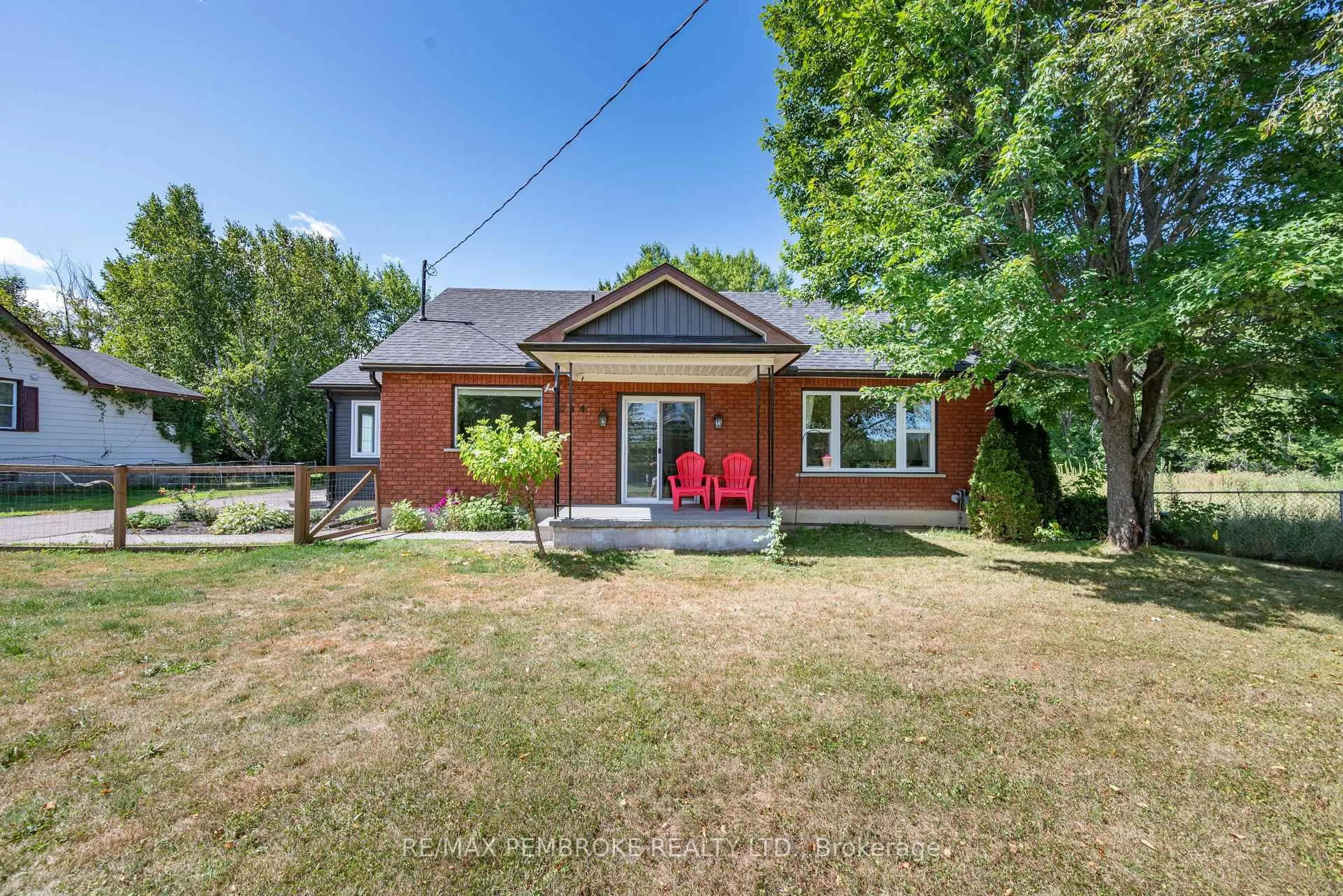 A pic from outside/outdoor area/front of a property/back of a property/a pic from drone, street for 214 Golf Course Rd, Laurentian Valley Ontario K8A 7B3