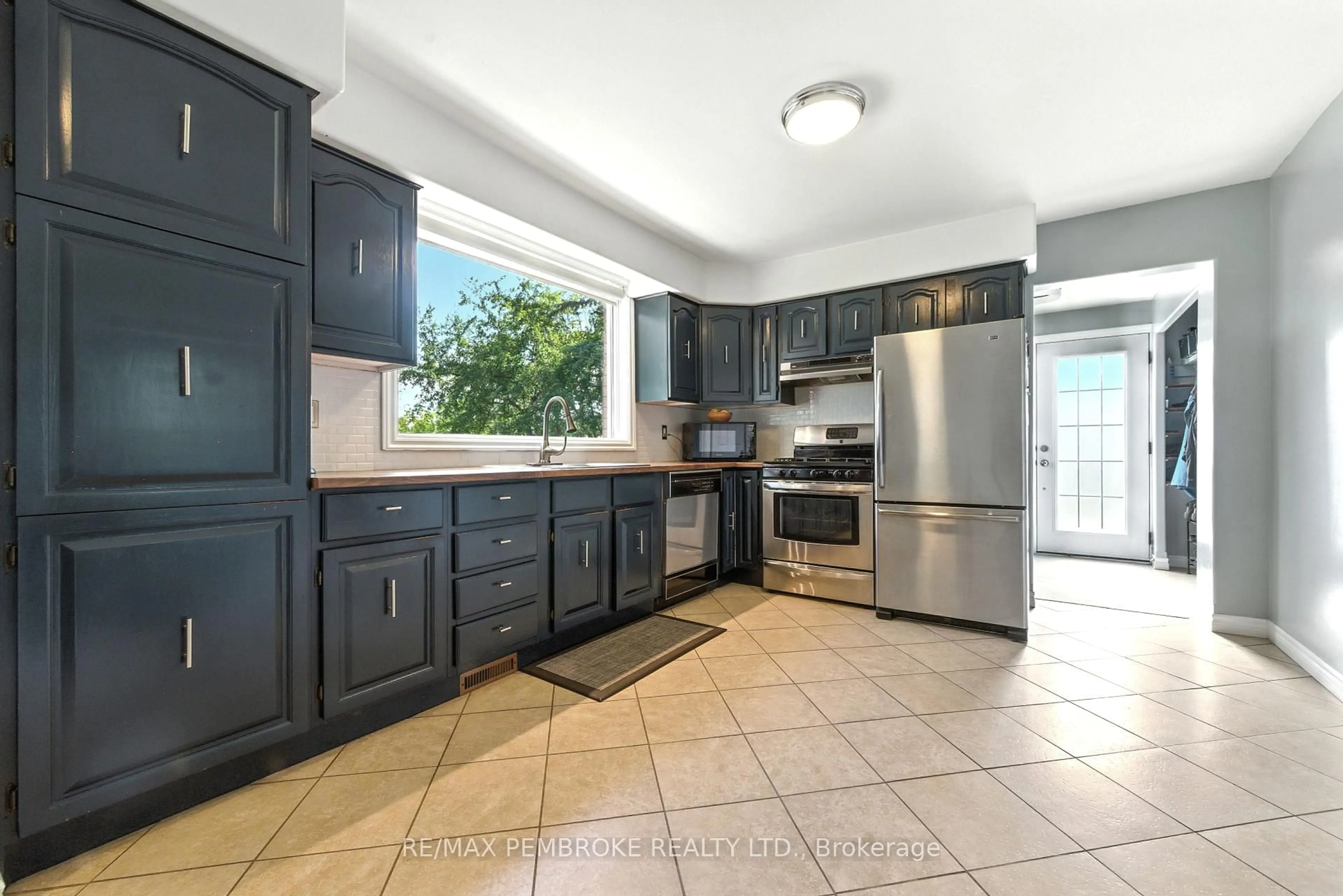 Unknown for 214 Golf Course Rd, Laurentian Valley Ontario K8A 7B3