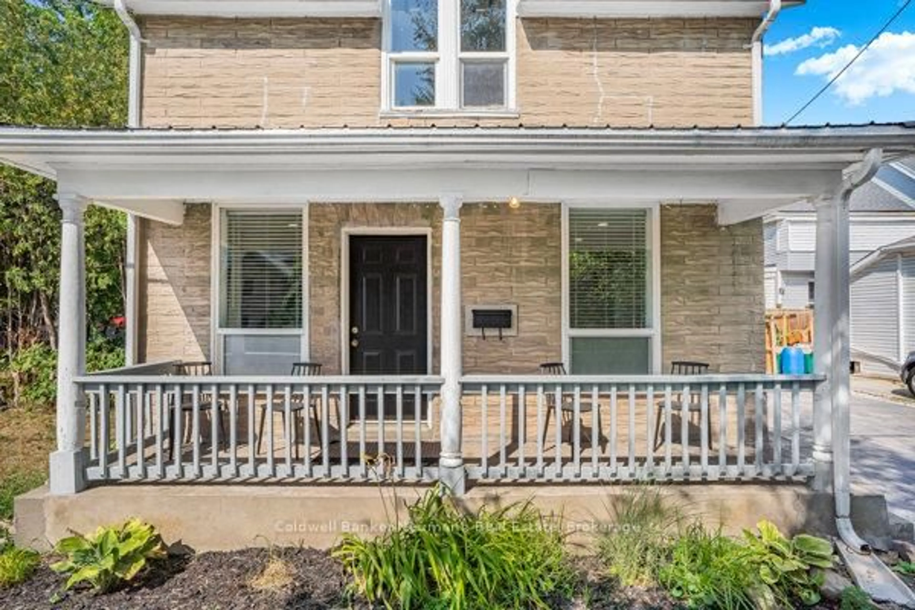 Home with brick exterior material, street for 118 1/2 Wellington St, Cambridge Ontario N1R 3Y9