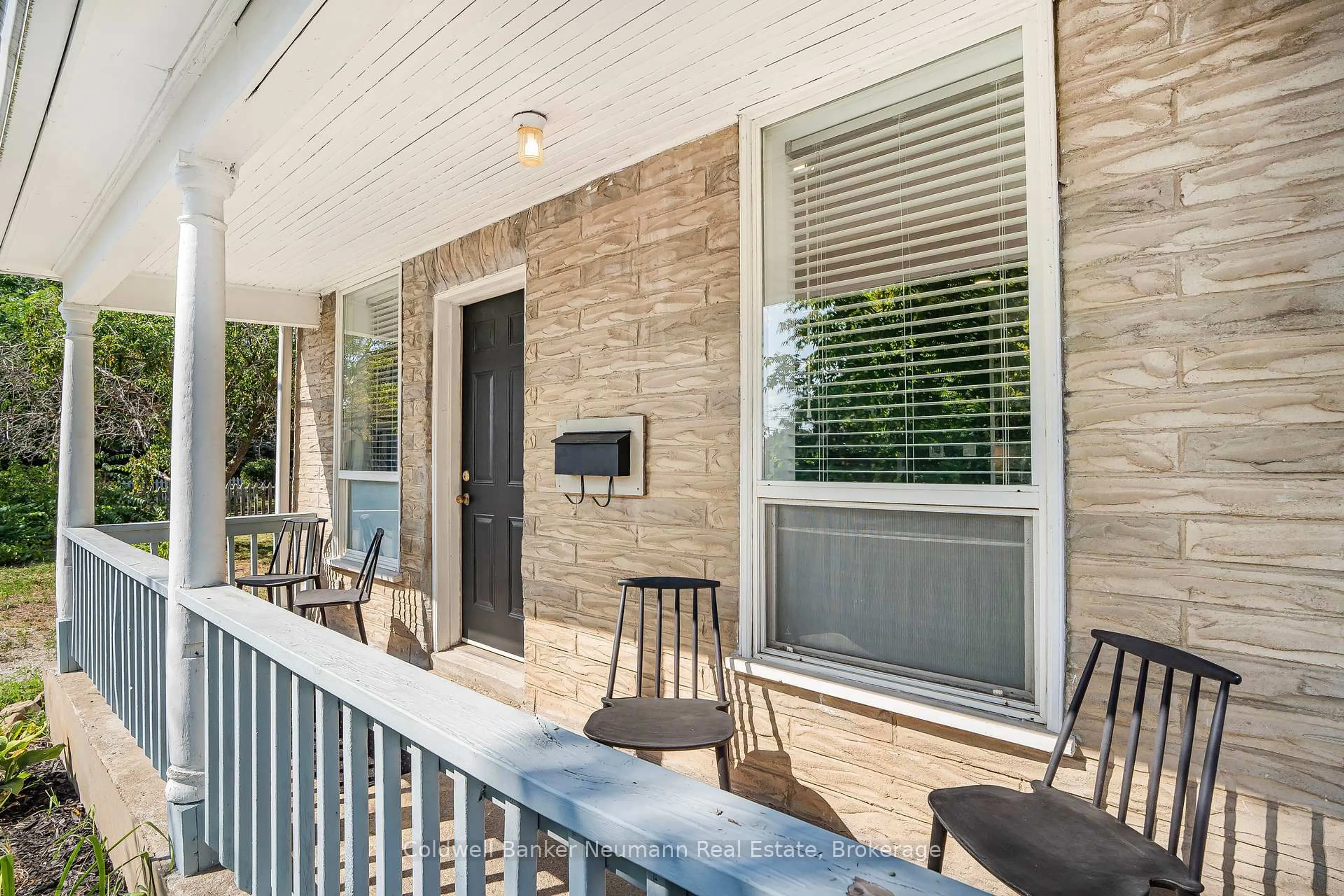 Patio, street for 118 1/2 Wellington St, Cambridge Ontario N1R 3Y9