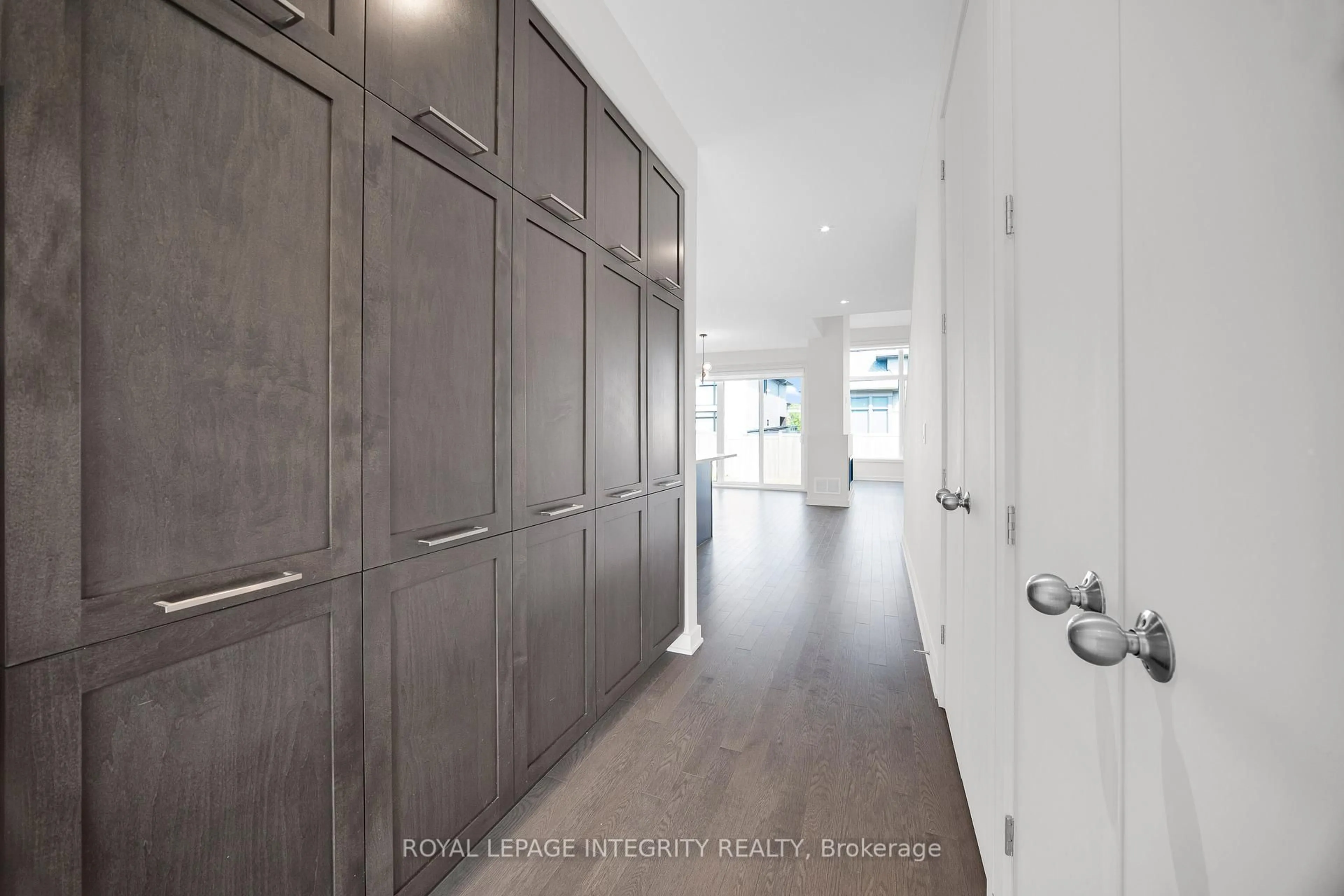 Indoor entryway for 925 Islington Way, Ottawa Ontario K1T 0T7
