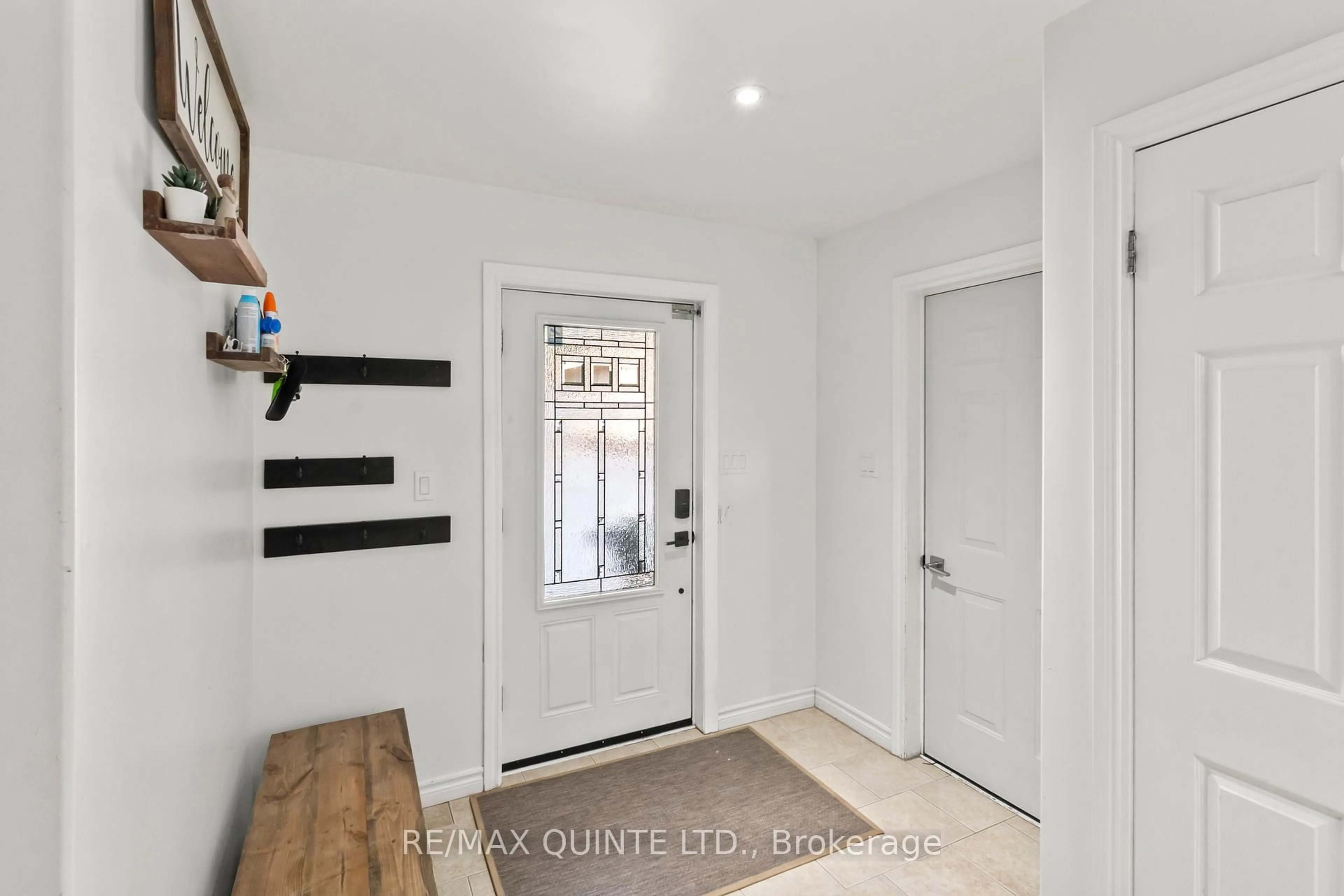 Indoor entryway for 134 Molloy Rd, Madoc Ontario K0K 2K0