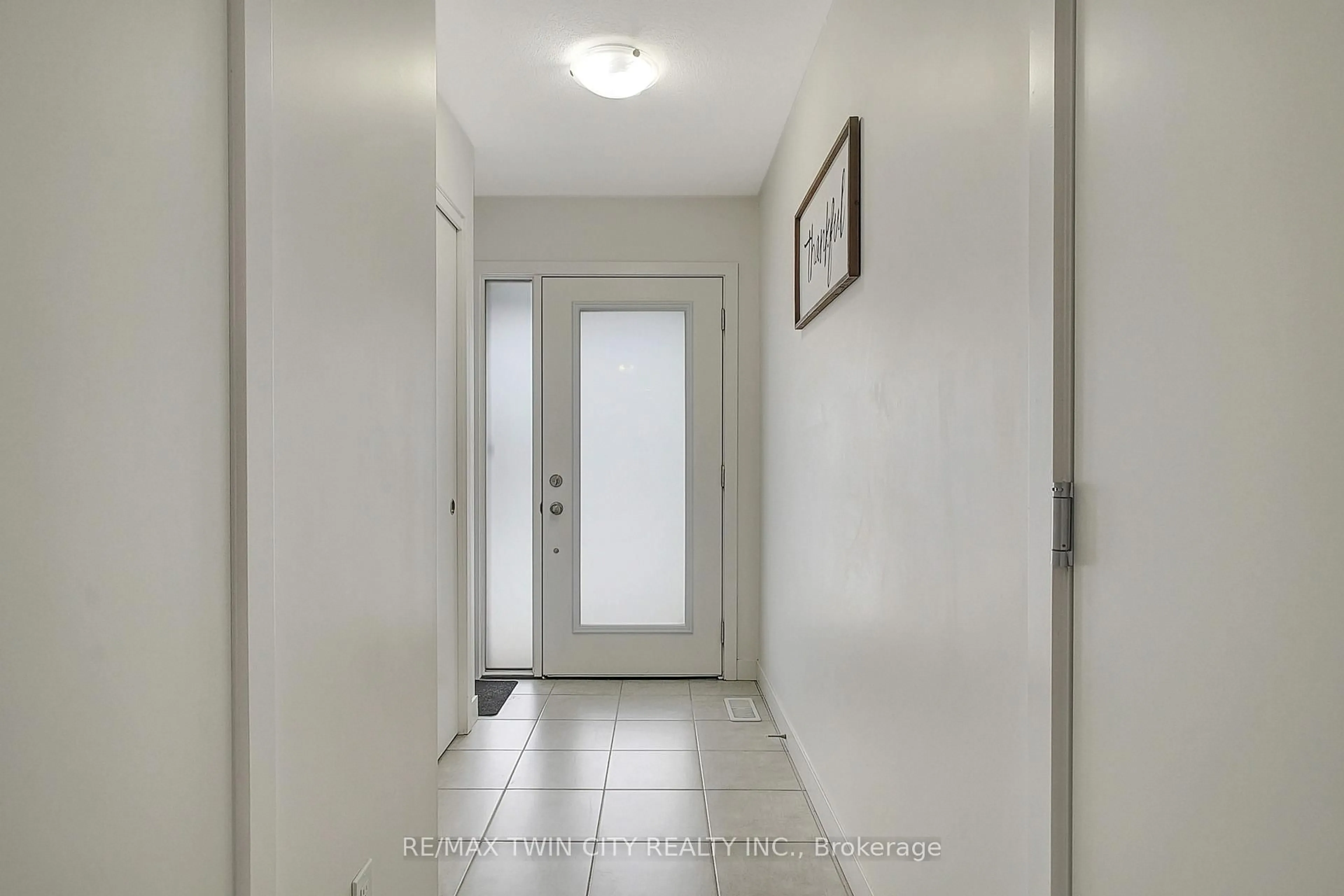 Indoor entryway for 111 Pony Dr, Kitchener Ontario N2R 0R8