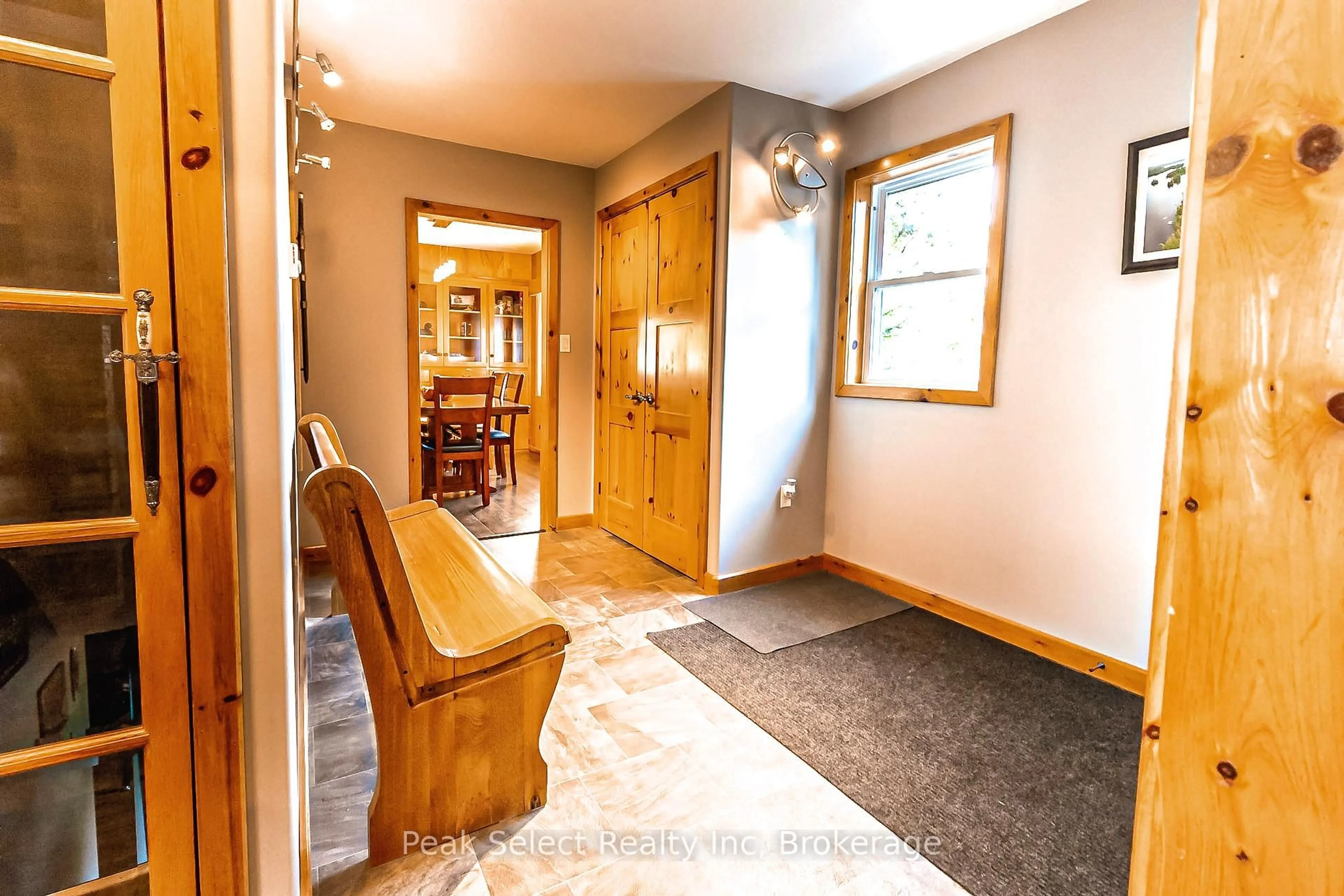 Indoor entryway for 70341 Road 164 Rd, South Huron Ontario N0K 1K0