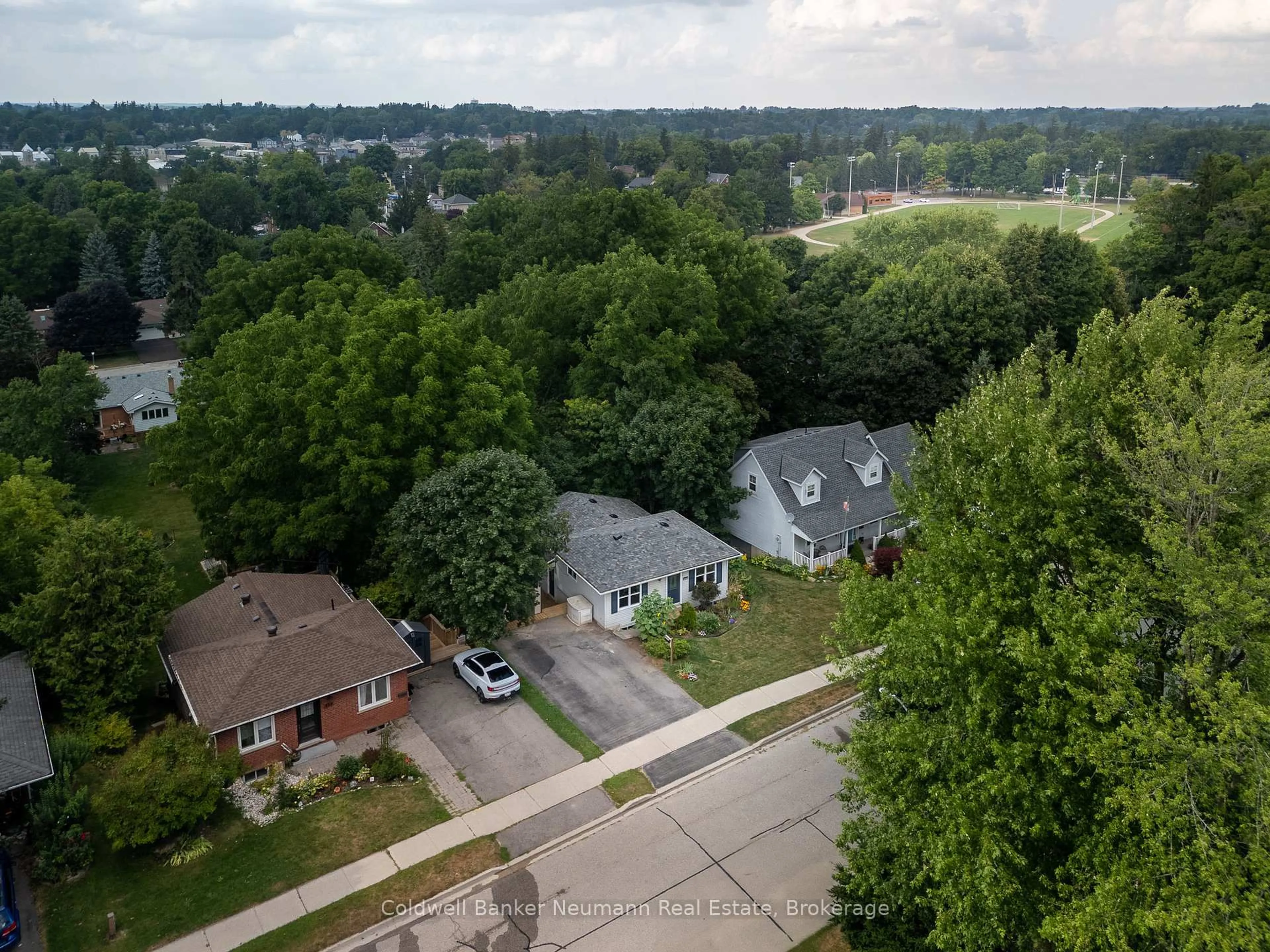 A pic from outside/outdoor area/front of a property/back of a property/a pic from drone, unknown for 209 Wellington St, Centre Wellington Ontario N1M 3E1