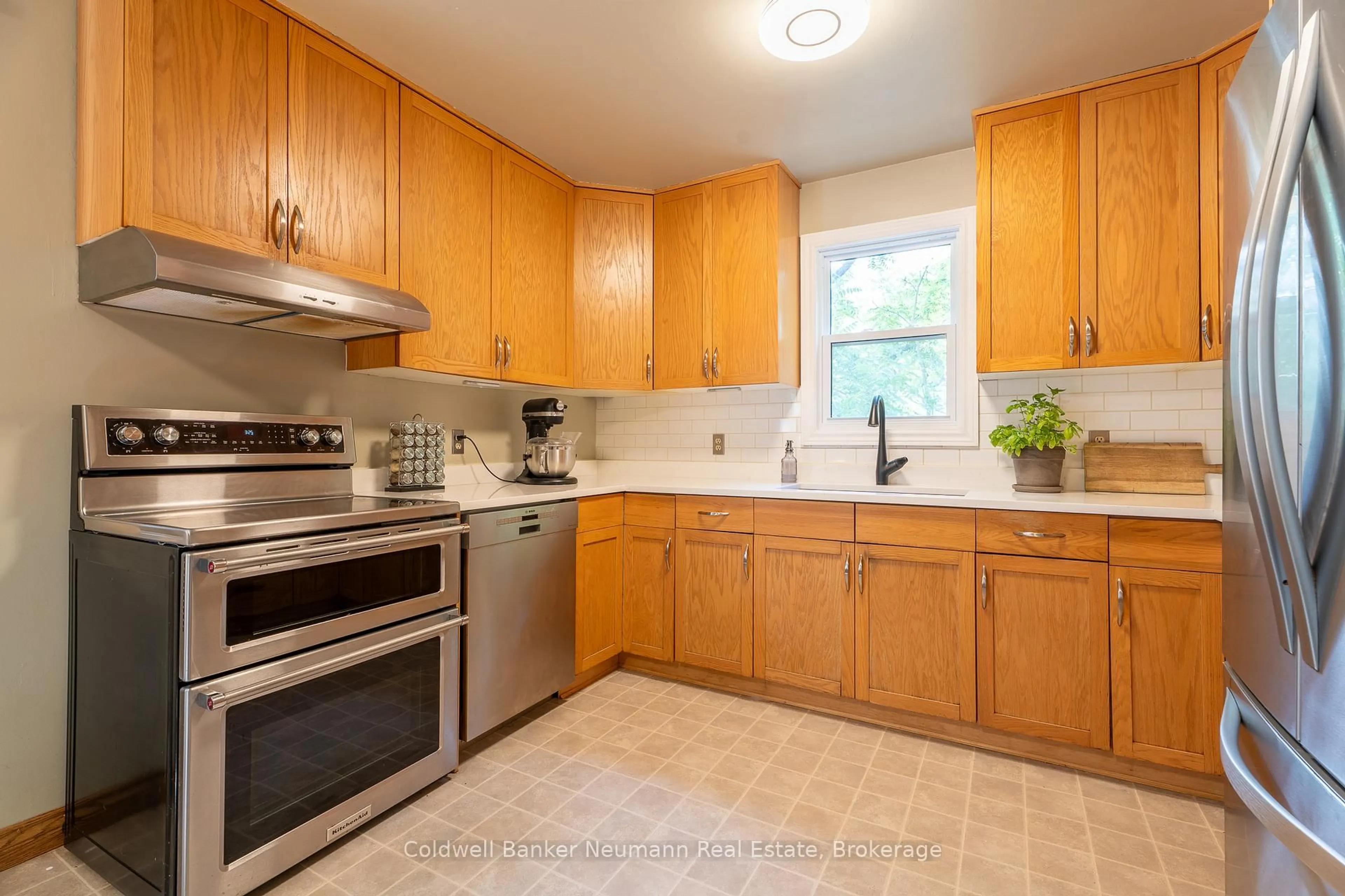 Standard kitchen, unknown for 209 Wellington St, Centre Wellington Ontario N1M 3E1