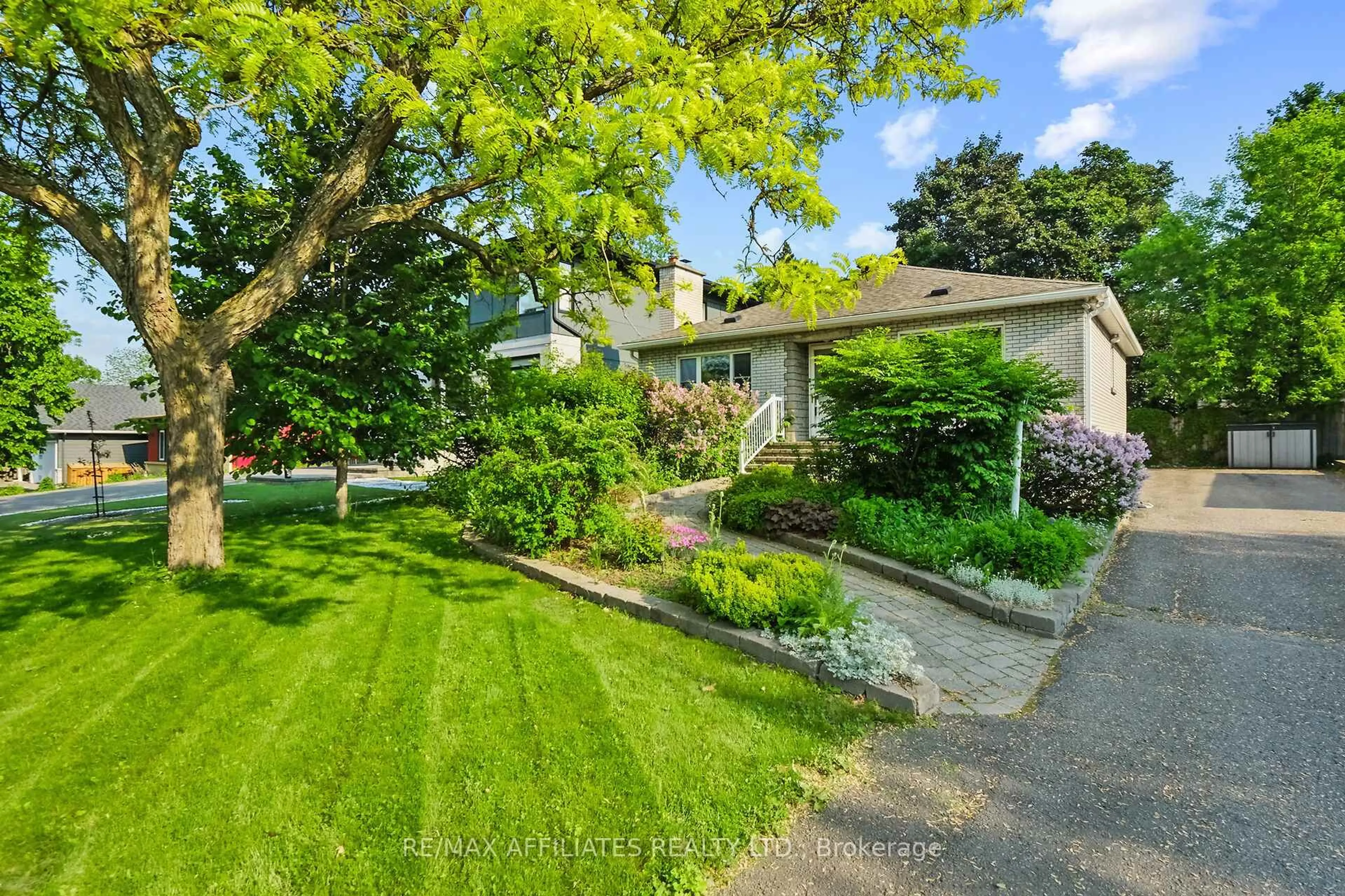 A pic from outside/outdoor area/front of a property/back of a property/a pic from drone, street for 312 Mountbatten Ave, Ottawa Ontario K1H 5W3