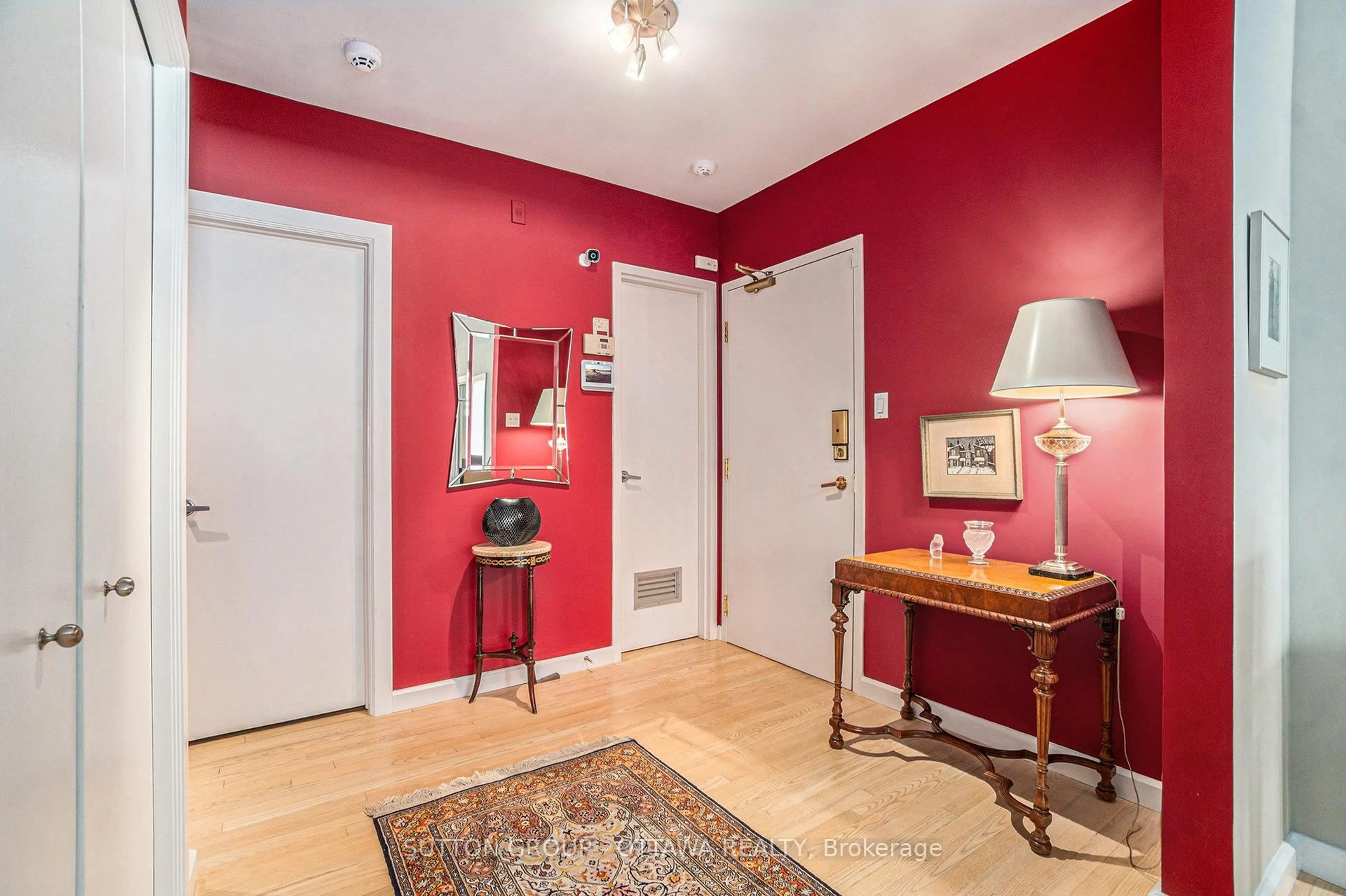 Indoor entryway for 287 Maclaren St #202, Ottawa Ontario K2P 0L9