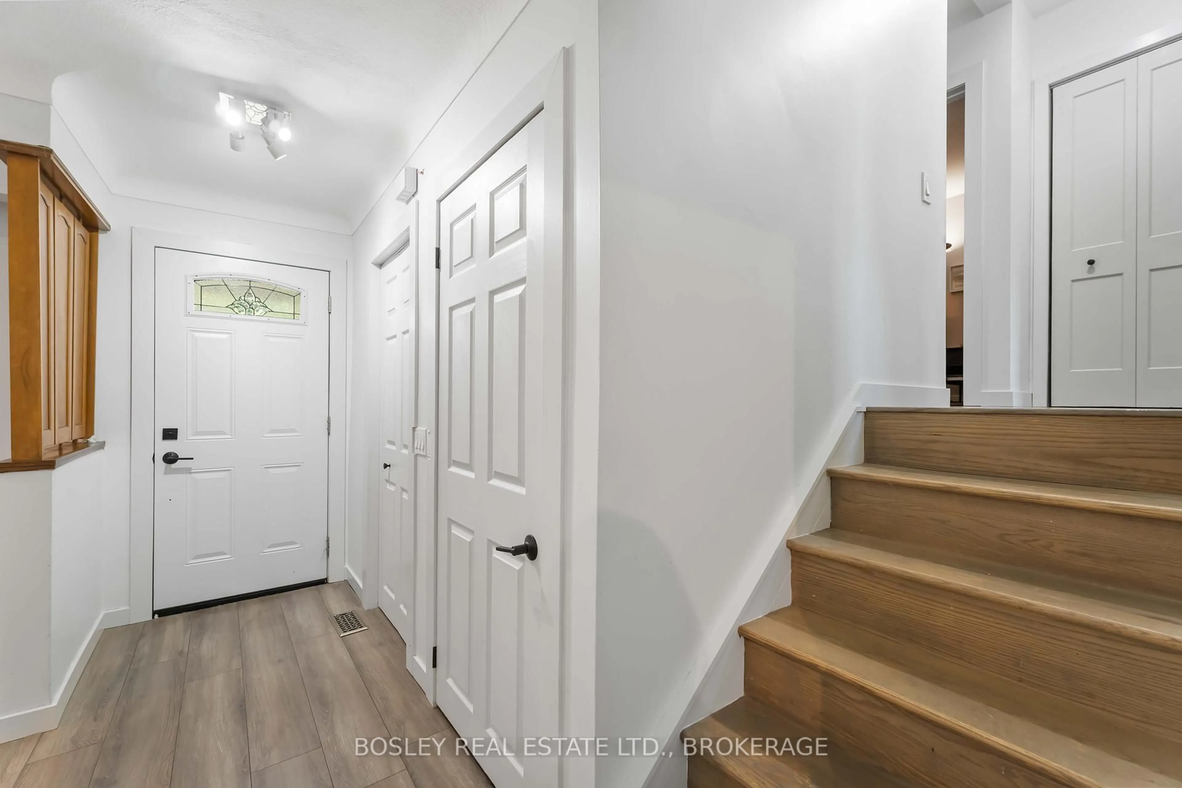 Indoor entryway for 96 Windward St, St. Catharines Ontario L2M 4C3