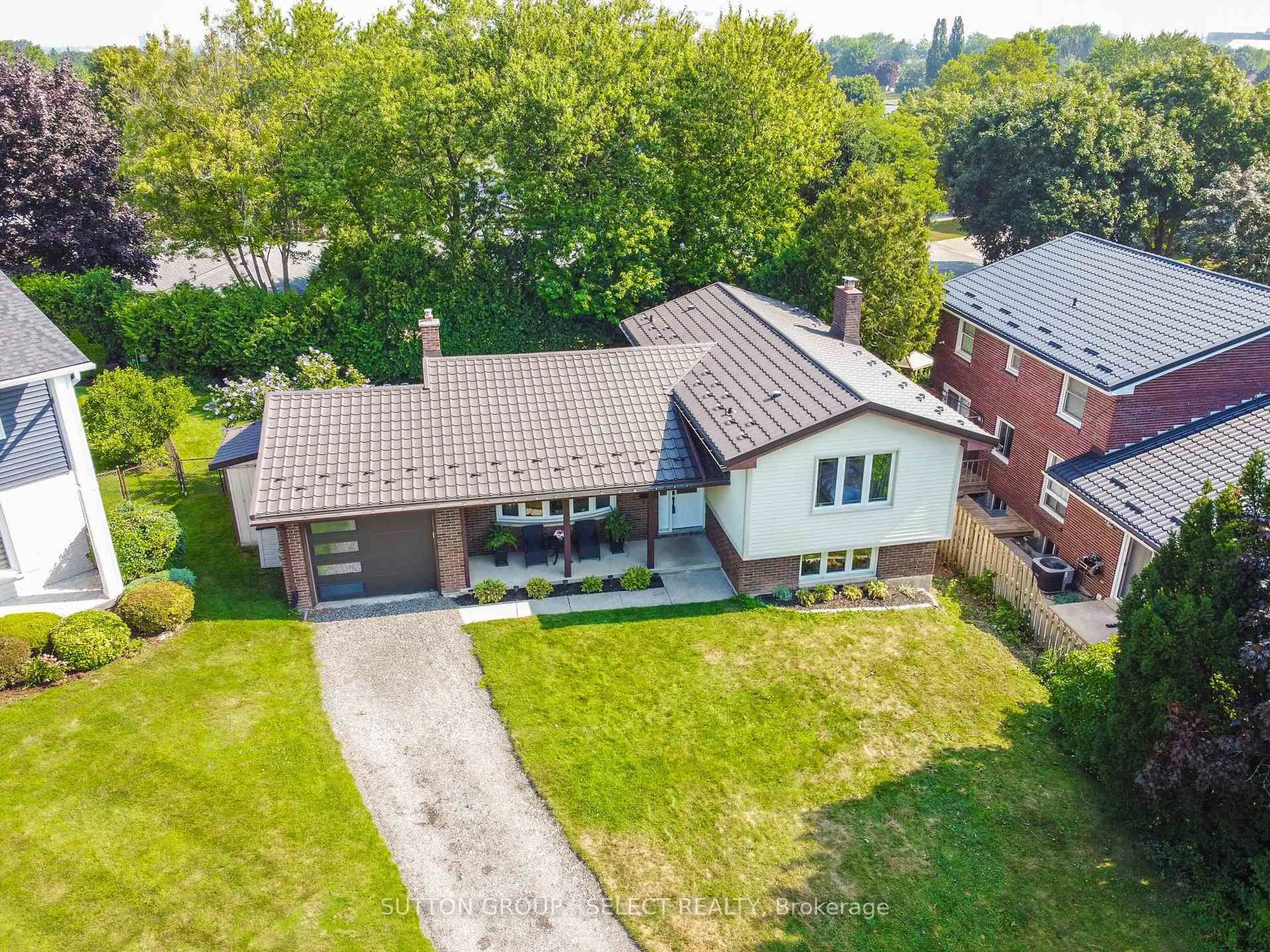 A pic from outside/outdoor area/front of a property/back of a property/a pic from drone, street for 110 Compton Crt, London South Ontario N6C 4G3