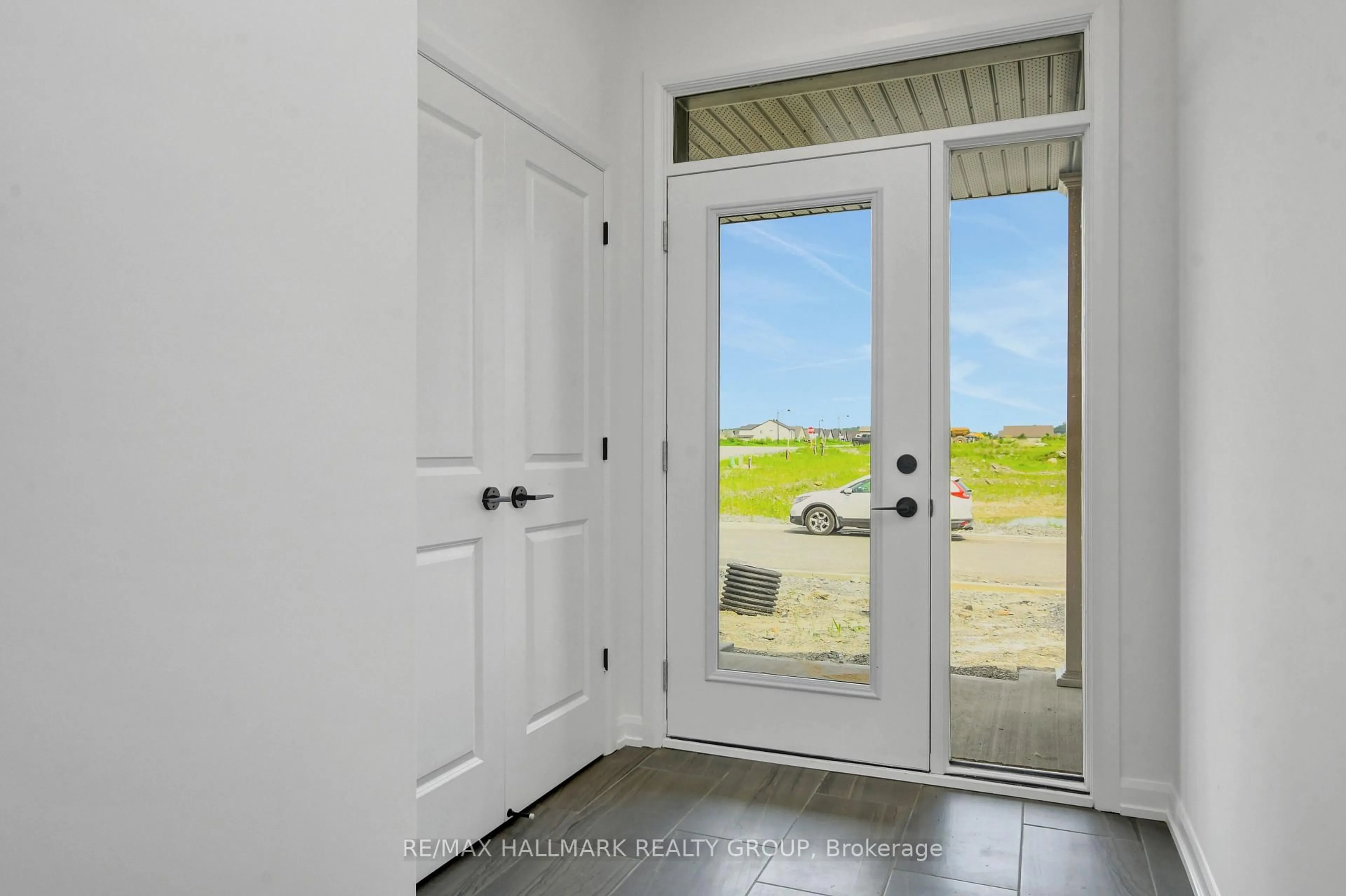 Indoor entryway for 325 Shale St, Clarence-Rockland Ontario K4K 1P6