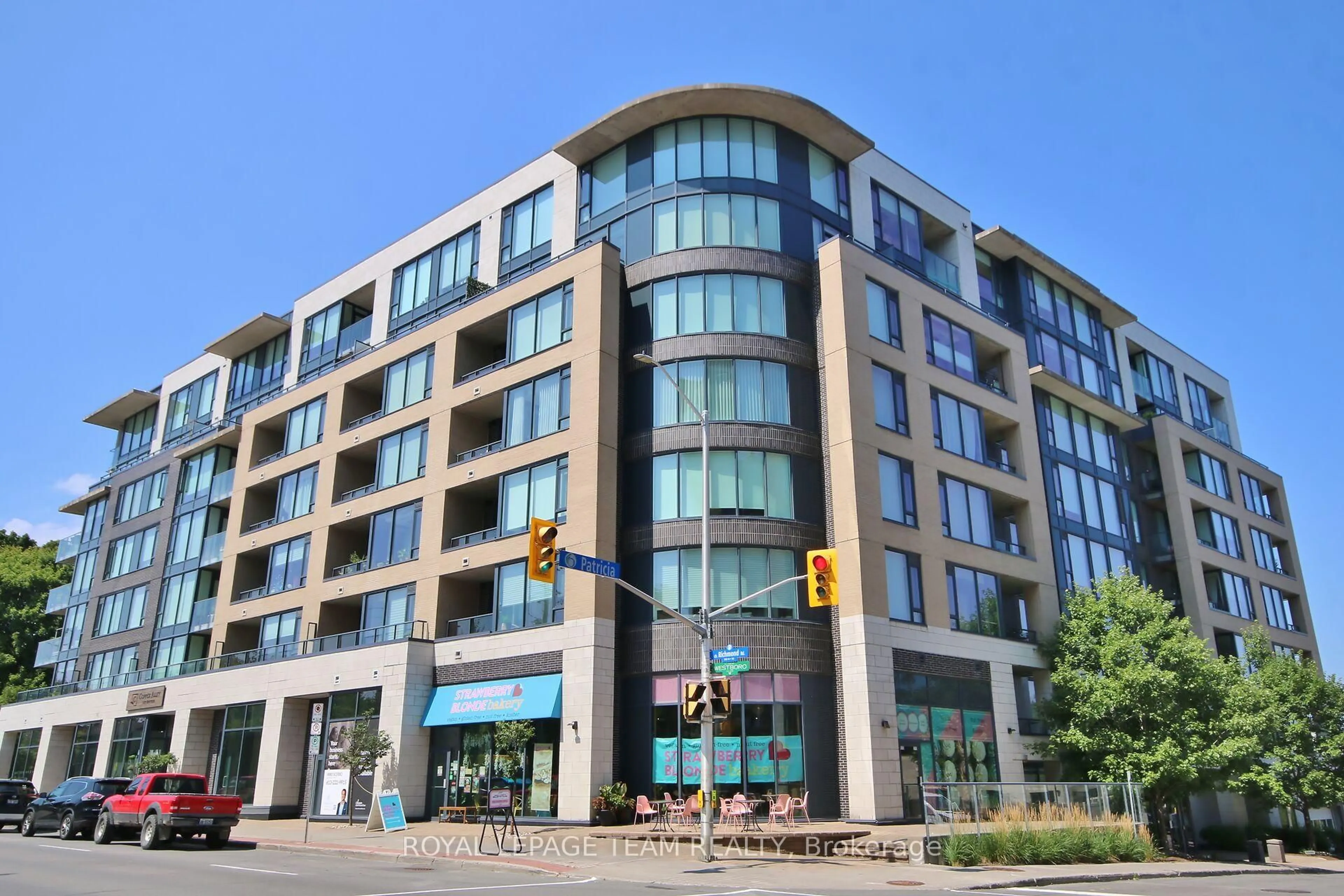 Patio, building for 360 Patricia Ave #315, Ottawa Ontario K1Z 0A8