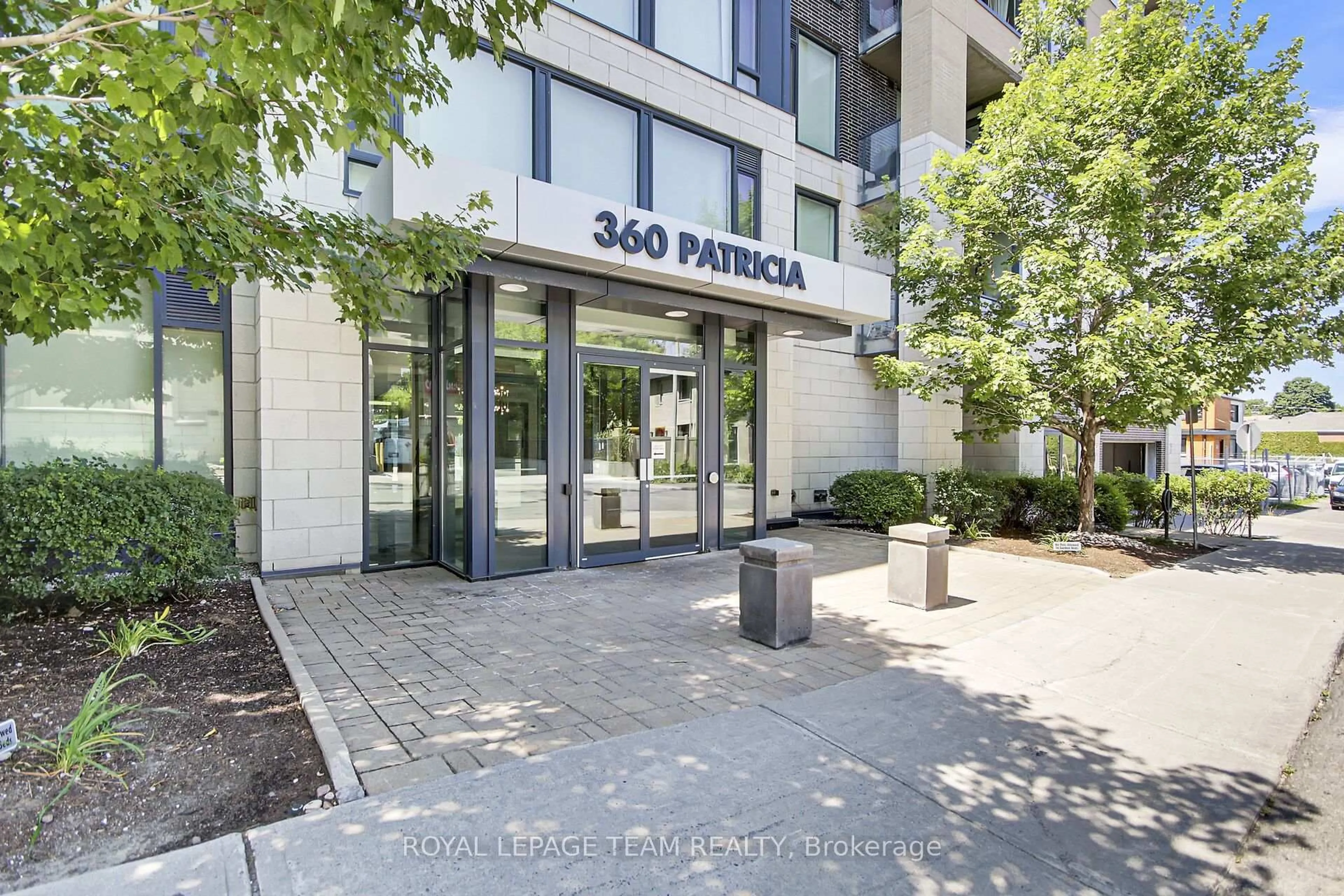 Indoor foyer for 360 Patricia Ave #315, Ottawa Ontario K1Z 0A8