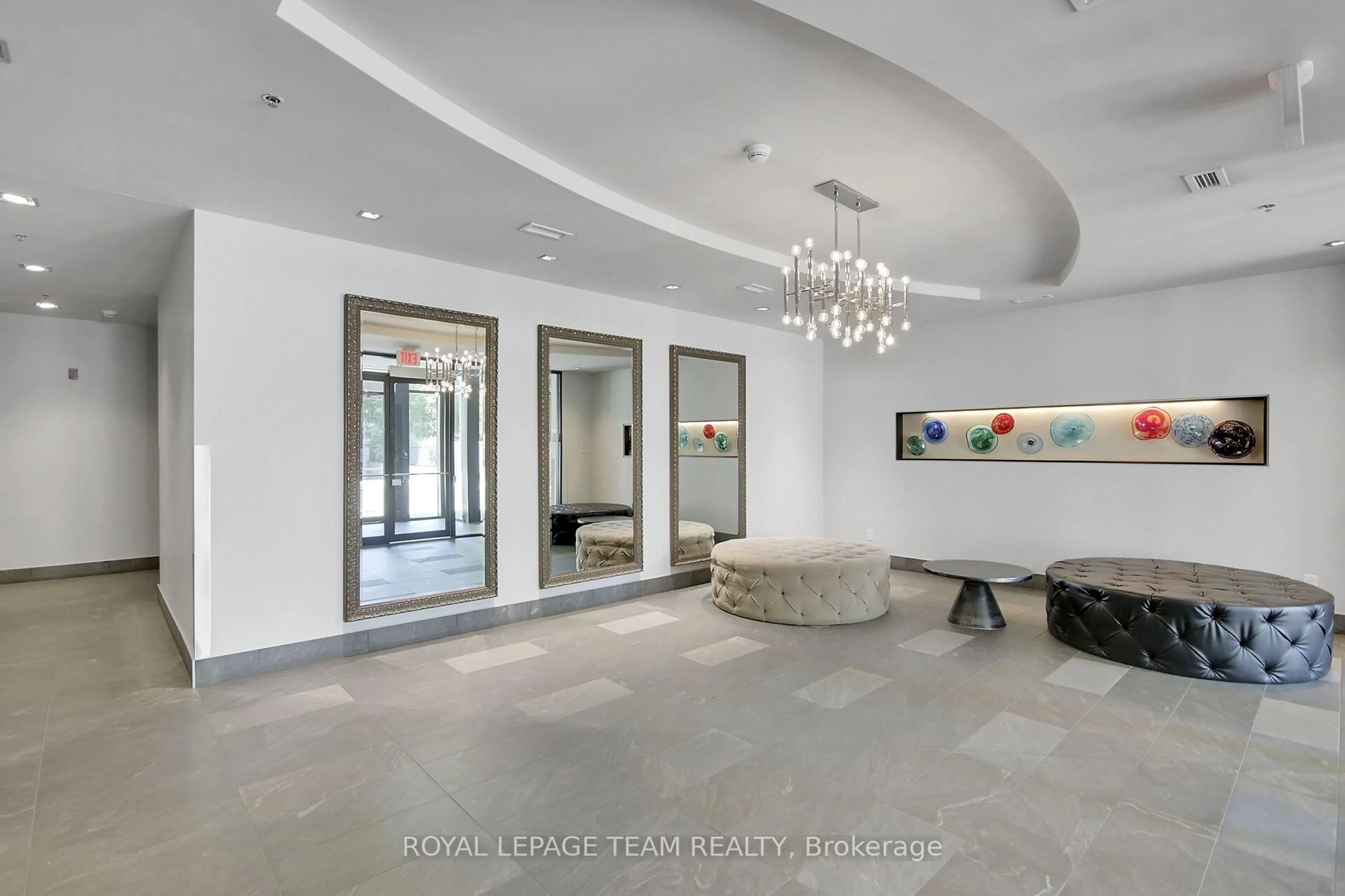 Indoor foyer for 360 Patricia Ave #315, Ottawa Ontario K1Z 0A8