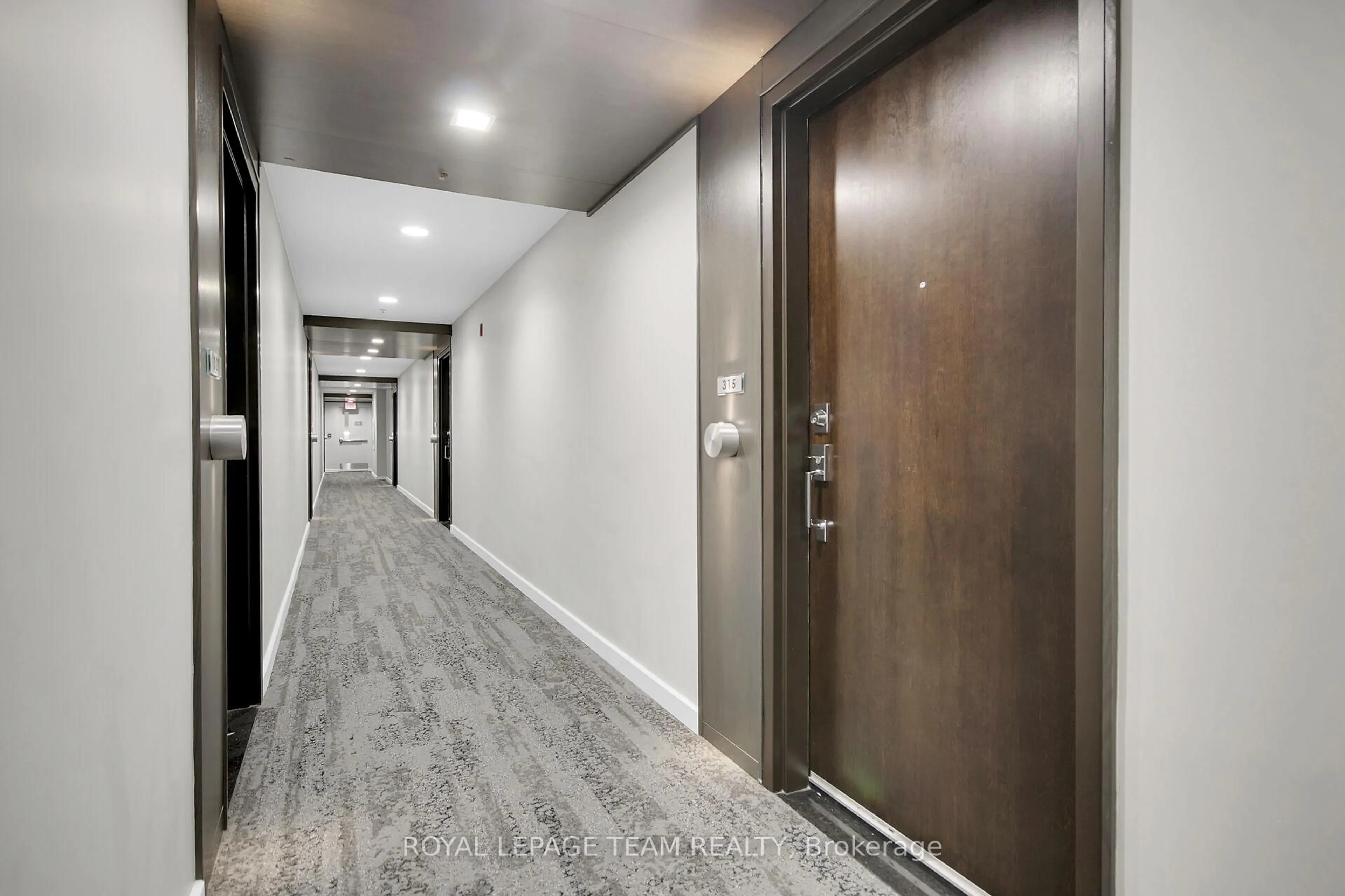 Indoor foyer for 360 Patricia Ave #315, Ottawa Ontario K1Z 0A8
