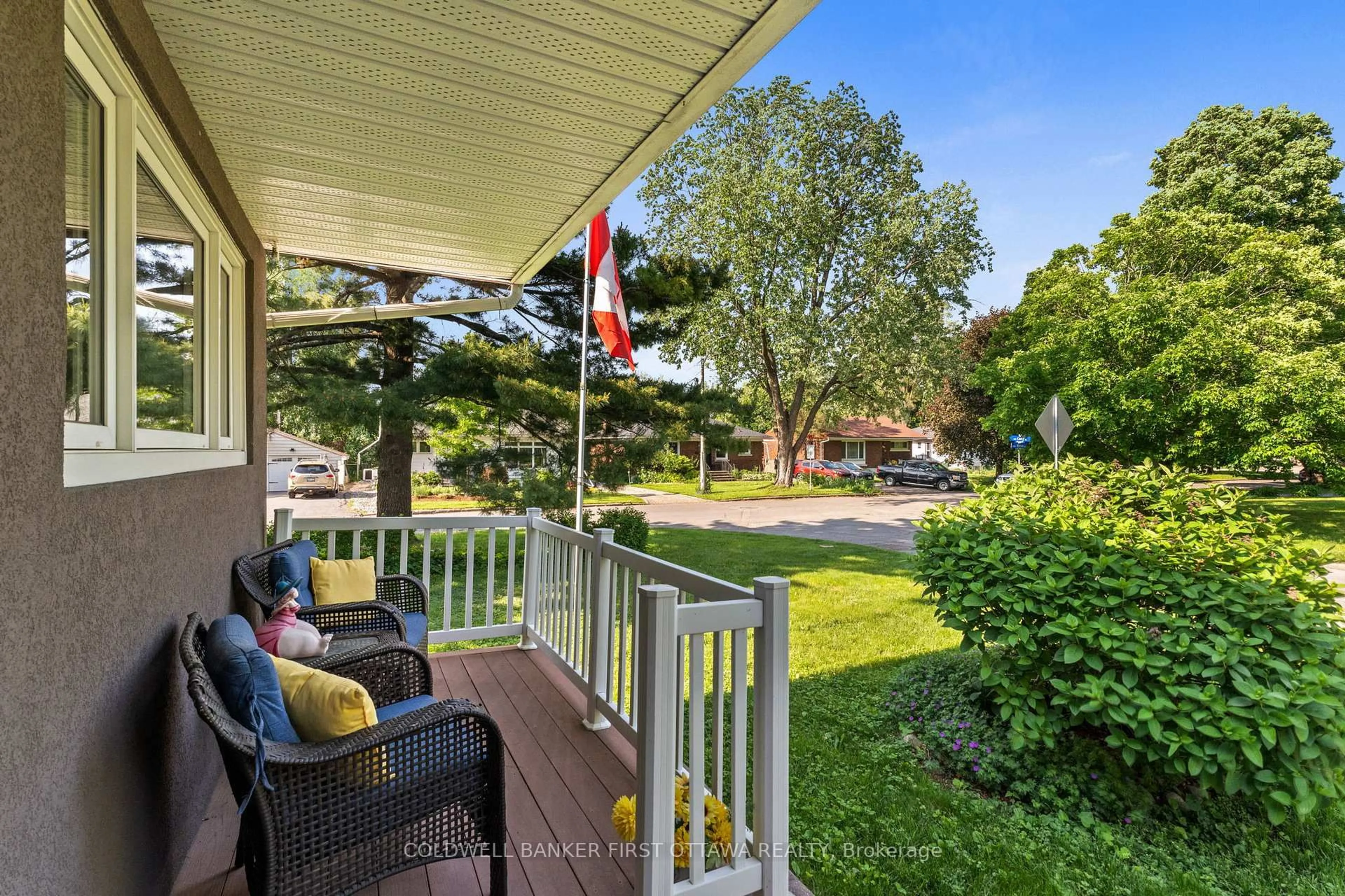 Patio, street for 2024 Corry St, Ottawa Ontario K1G 2M5