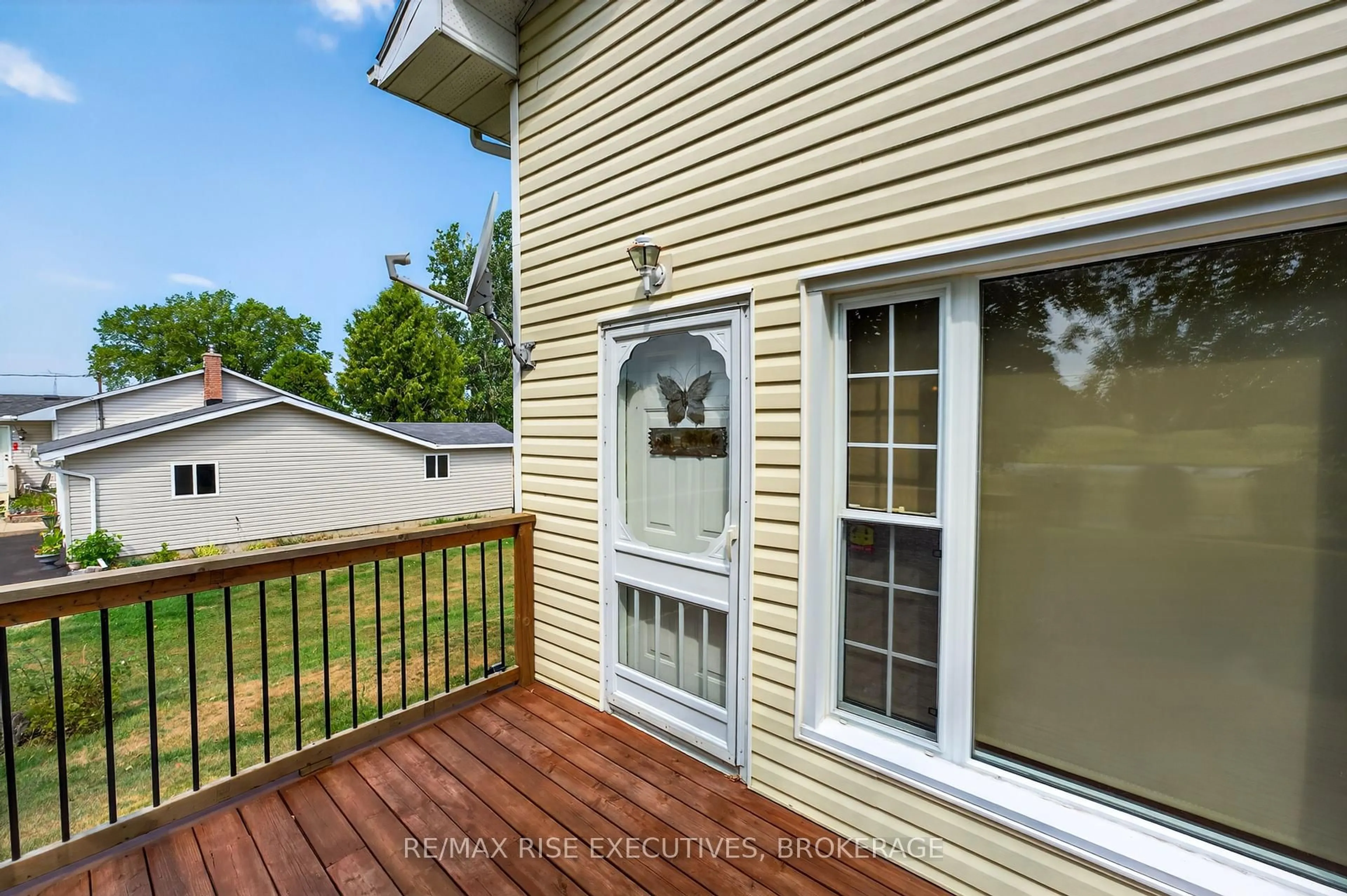 Home with vinyl exterior material, unknown for 3981 Alton Rd, Harrowsmith Ontario K0H 1V0