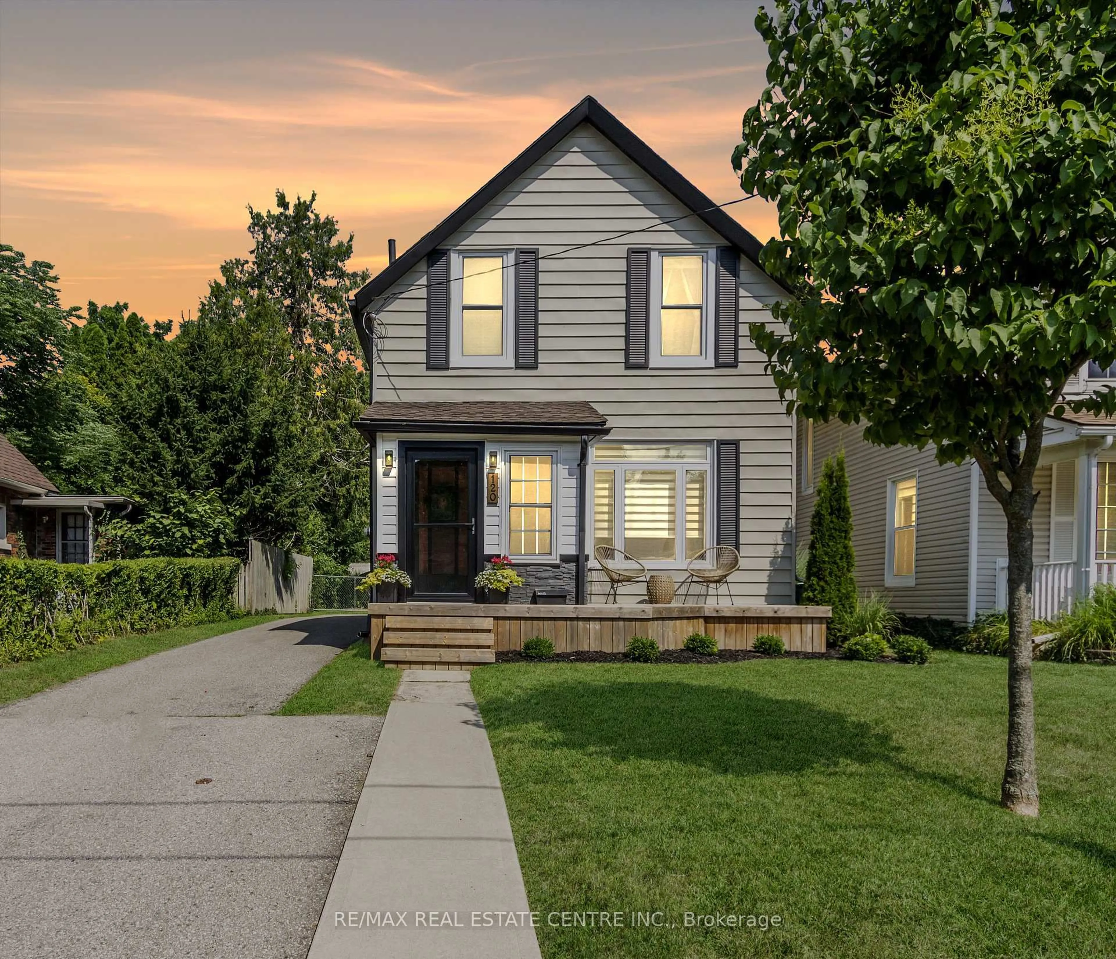 Home with vinyl exterior material, street for 120 Oxford St, Woodstock Ontario N4S 6A7
