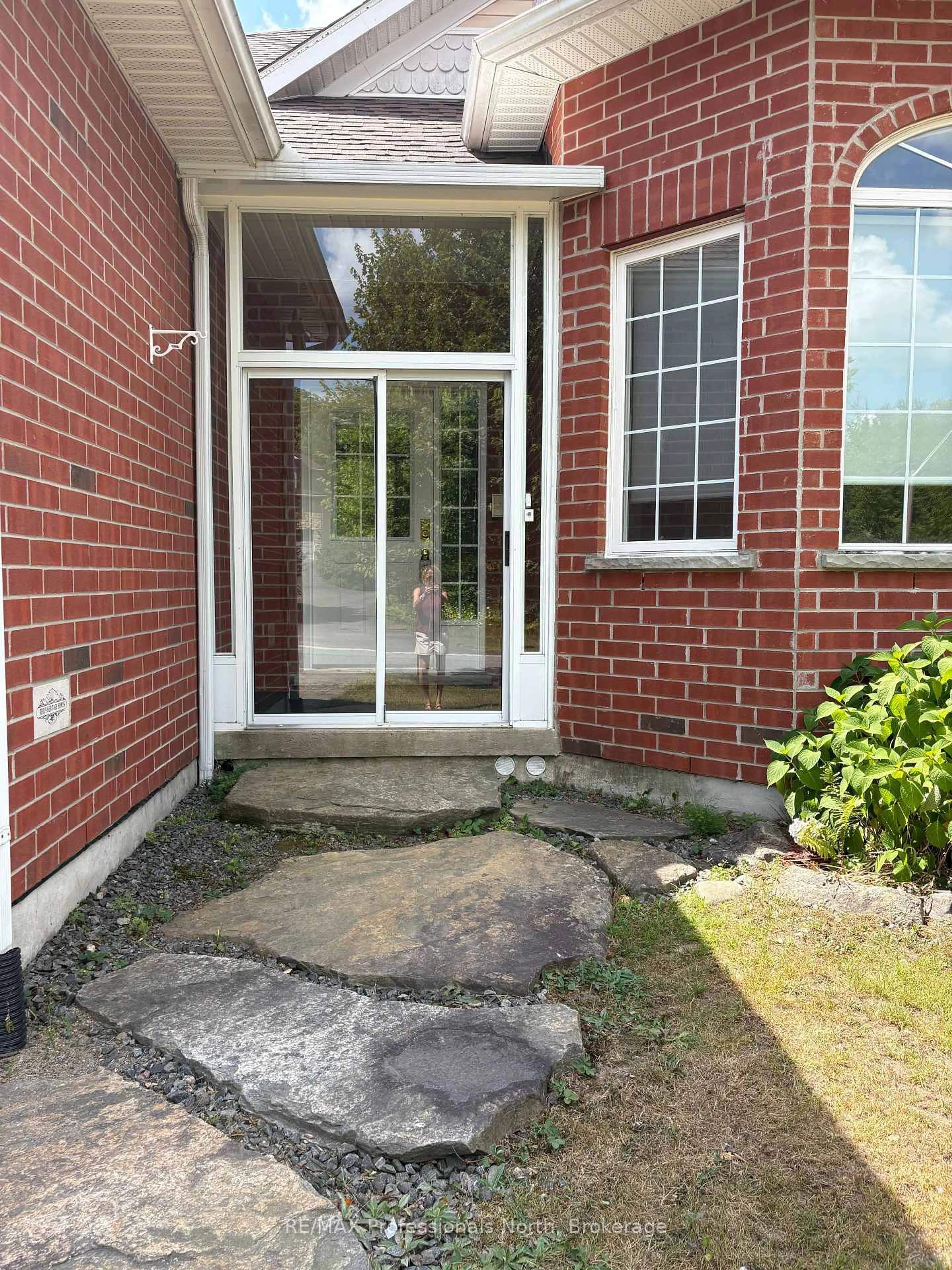 Indoor entryway for 27 Kirbys Way, Huntsville Ontario P1H 2M6