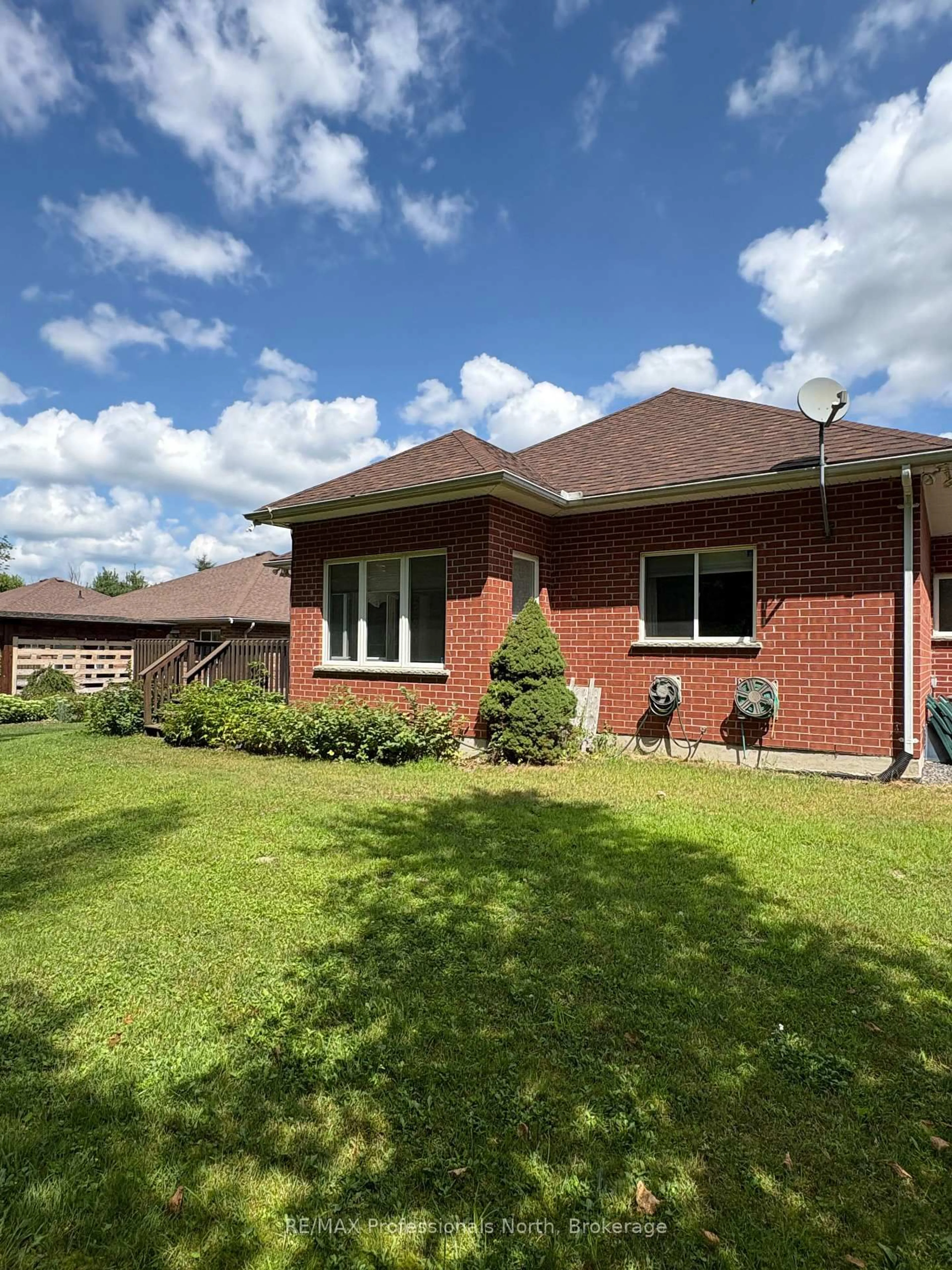 Home with brick exterior material, building for 27 Kirbys Way, Huntsville Ontario P1H 2M6