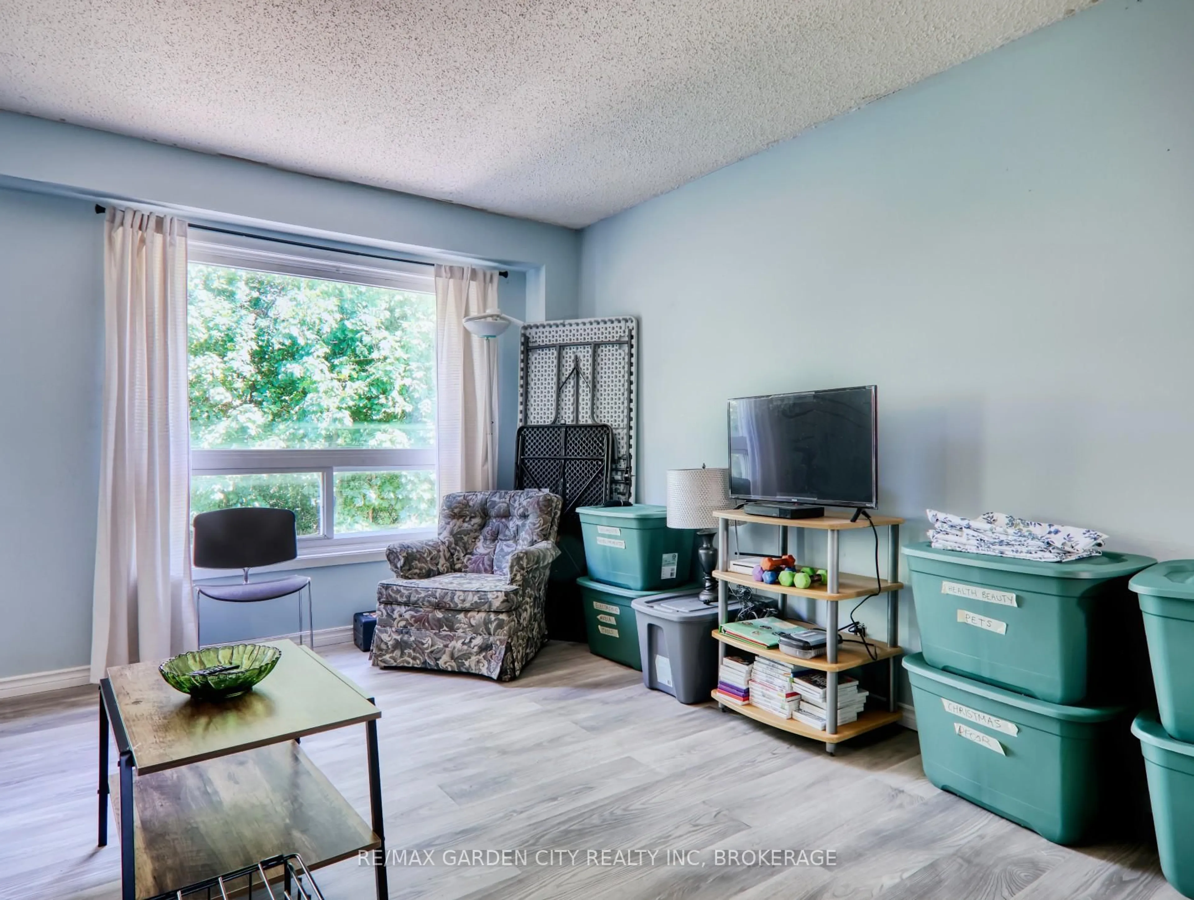 Living room with furniture, wood/laminate floor for 286 Cushman Rd #40, St. Catharines Ontario L2M 6Z2