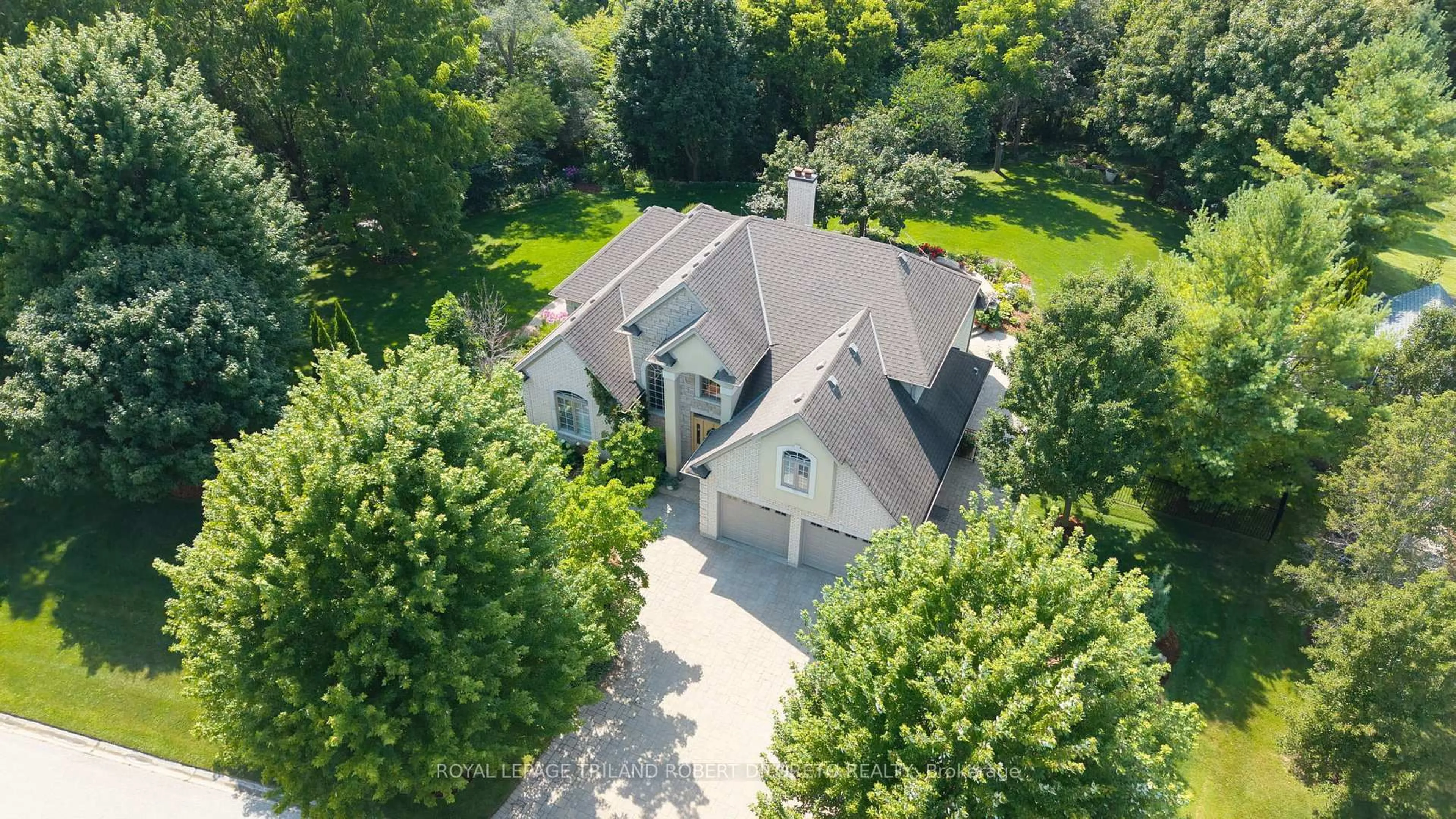 A pic from outside/outdoor area/front of a property/back of a property/a pic from drone, street for 27 Hoefnagels Cres, Strathroy-Caradoc Ontario N7G 3H7