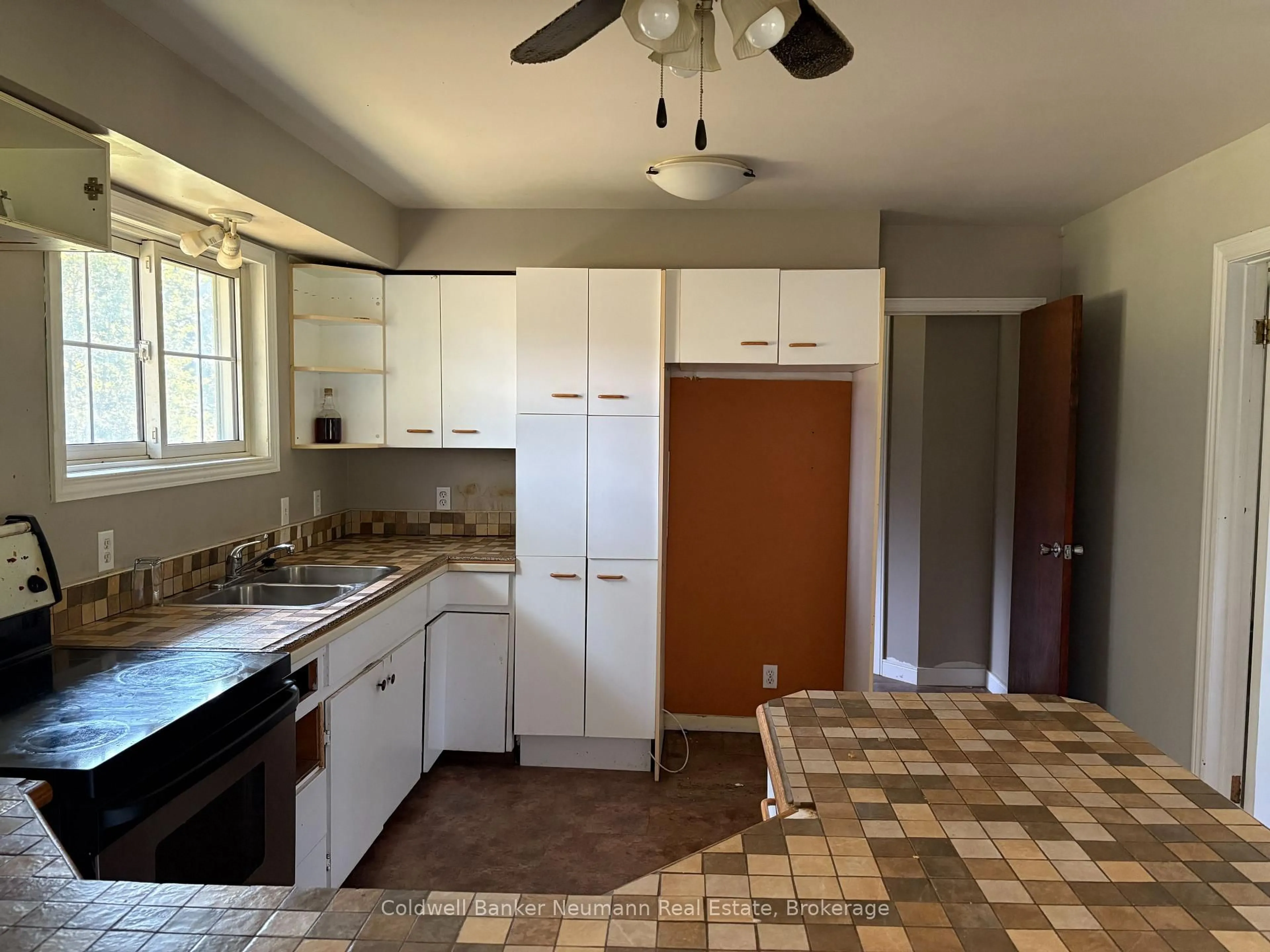 Standard kitchen, ceramic/tile floor for 8496 Eramosa Garafraxa Tl Townline, Centre Wellington Ontario N1M 2W5
