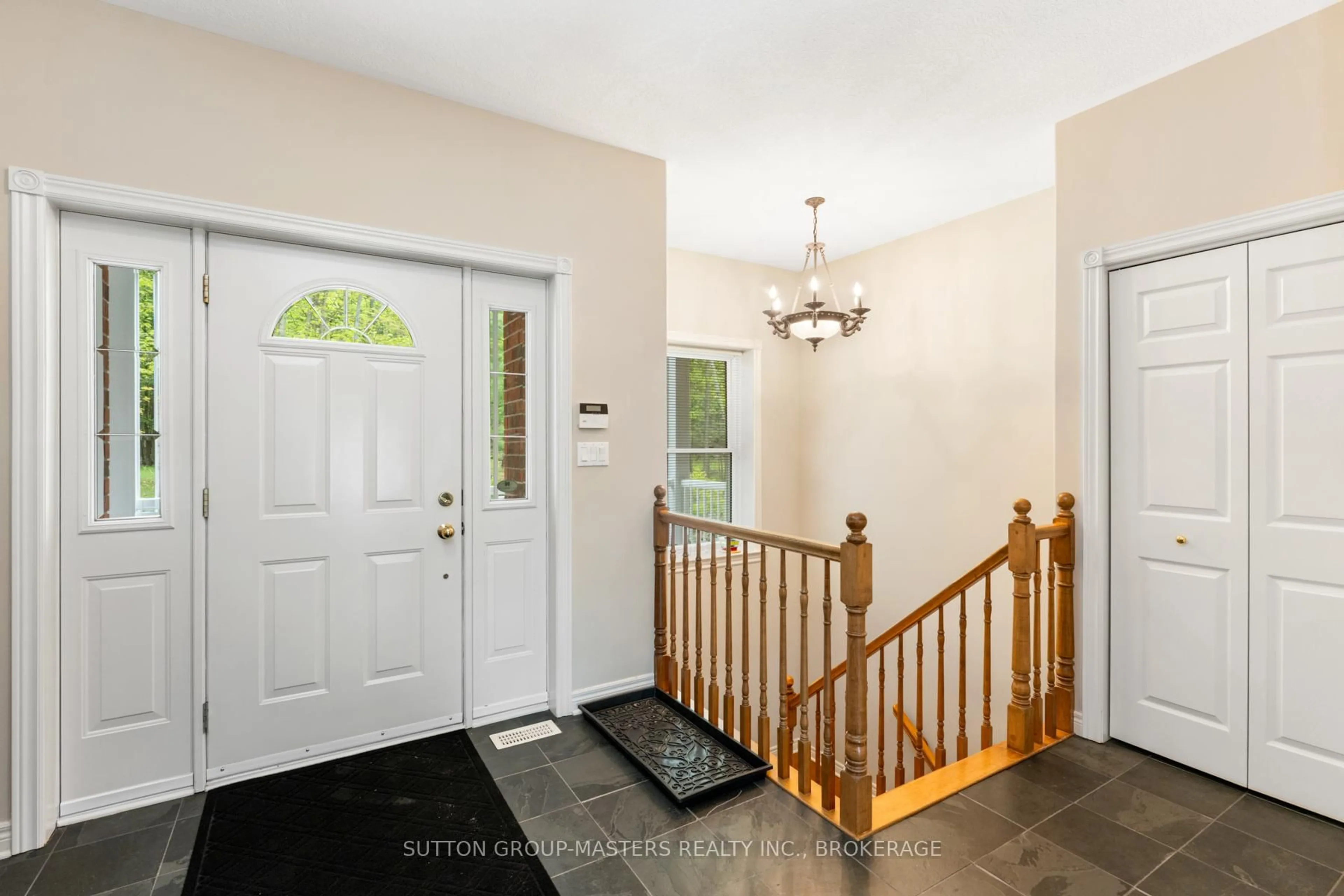 Indoor entryway for 1023 Big Ben Lane, Sydenham Ontario K0H 2T0