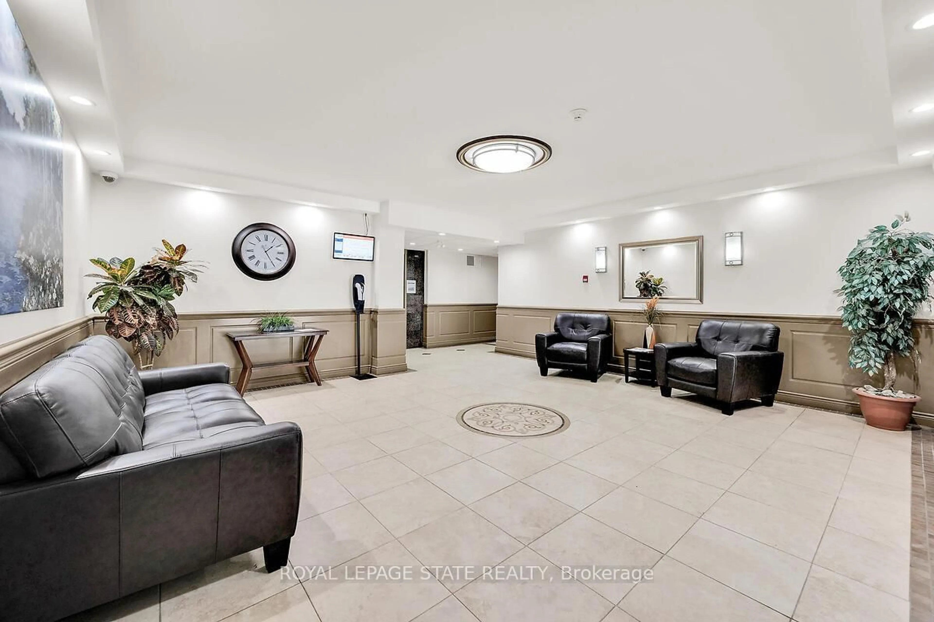 Lobby for 6390 Huggins St #708, Niagara Falls Ontario L2J 1H1