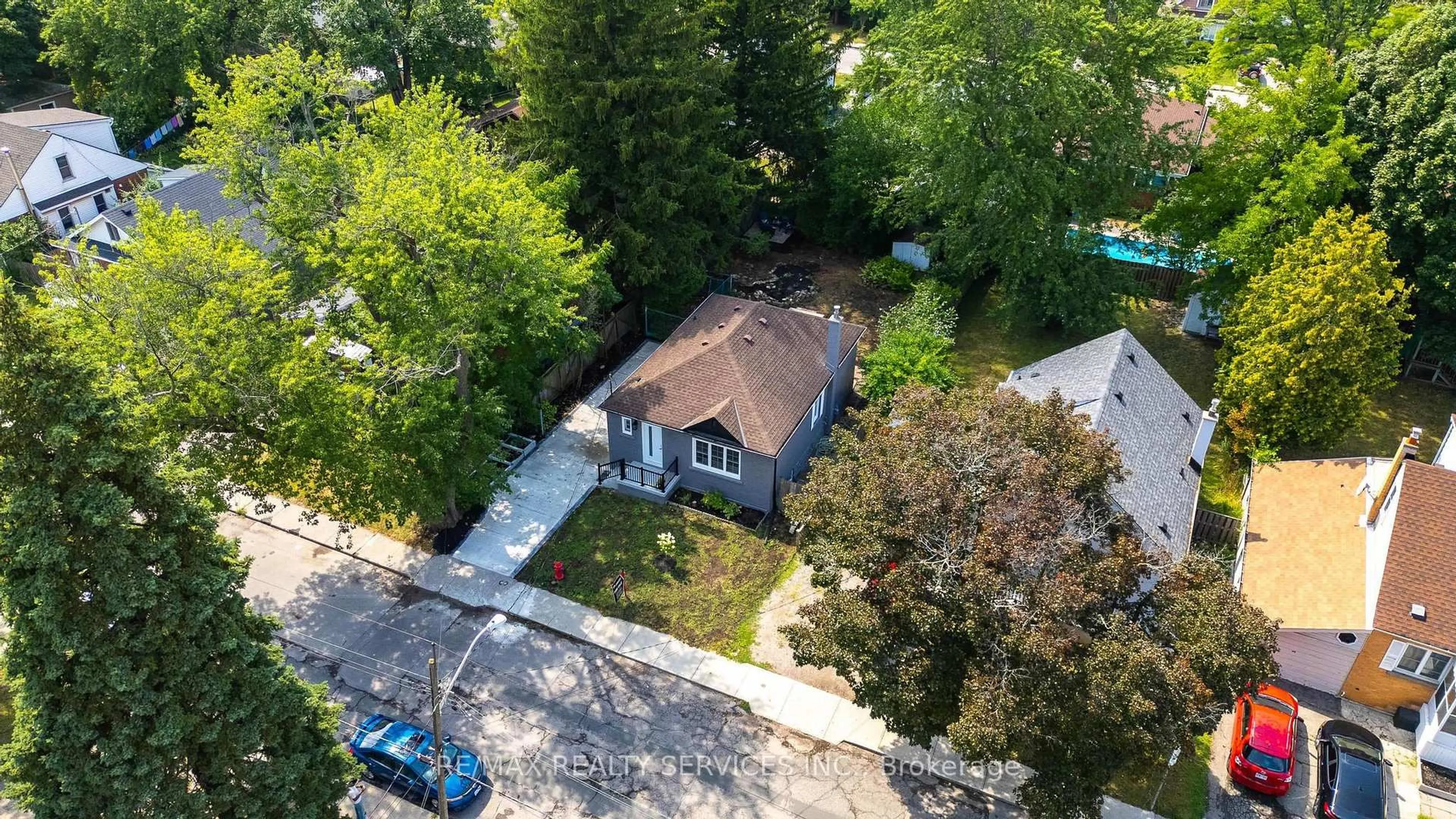 A pic from outside/outdoor area/front of a property/back of a property/a pic from drone, street for 74 West 3rd St, Hamilton Ontario L9C 3K3