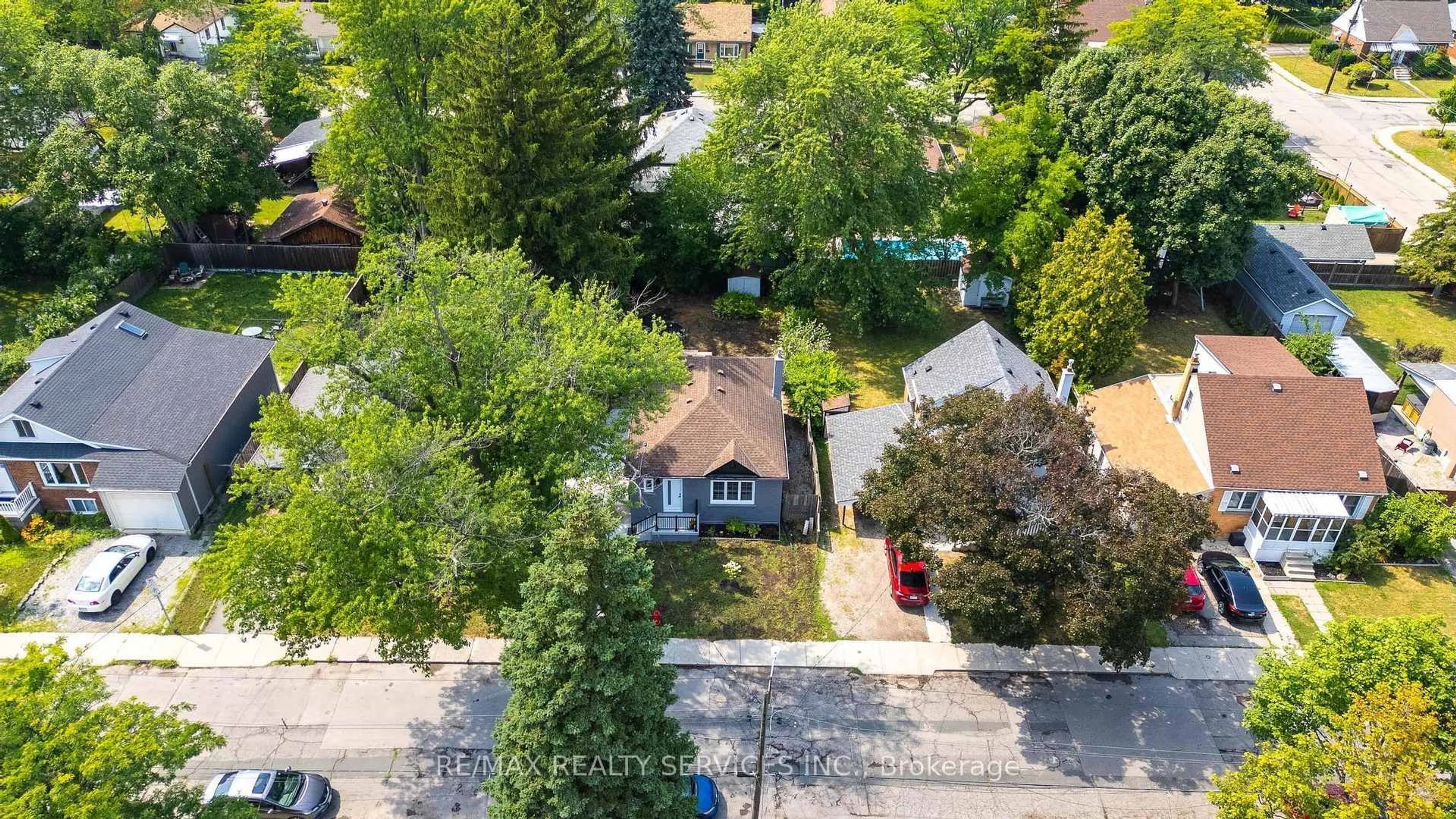 A pic from outside/outdoor area/front of a property/back of a property/a pic from drone, street for 74 West 3rd St, Hamilton Ontario L9C 3K3