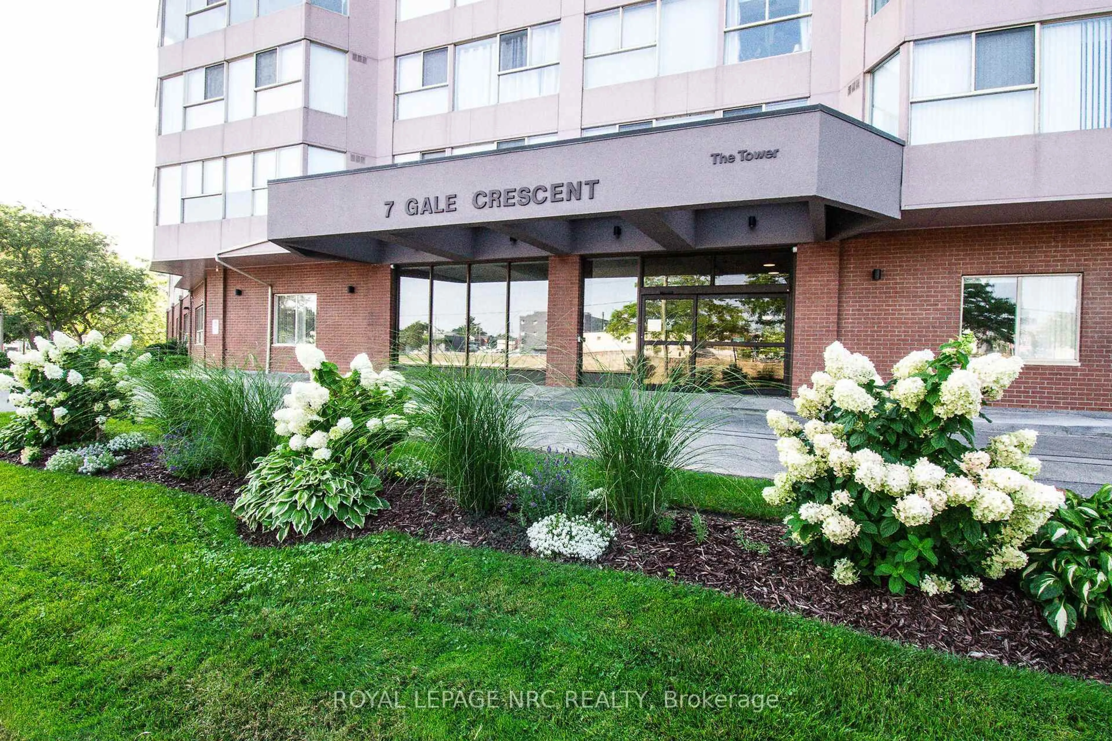 Indoor foyer for 7 Gale Cres #904, St. Catharines Ontario L2R 7M8