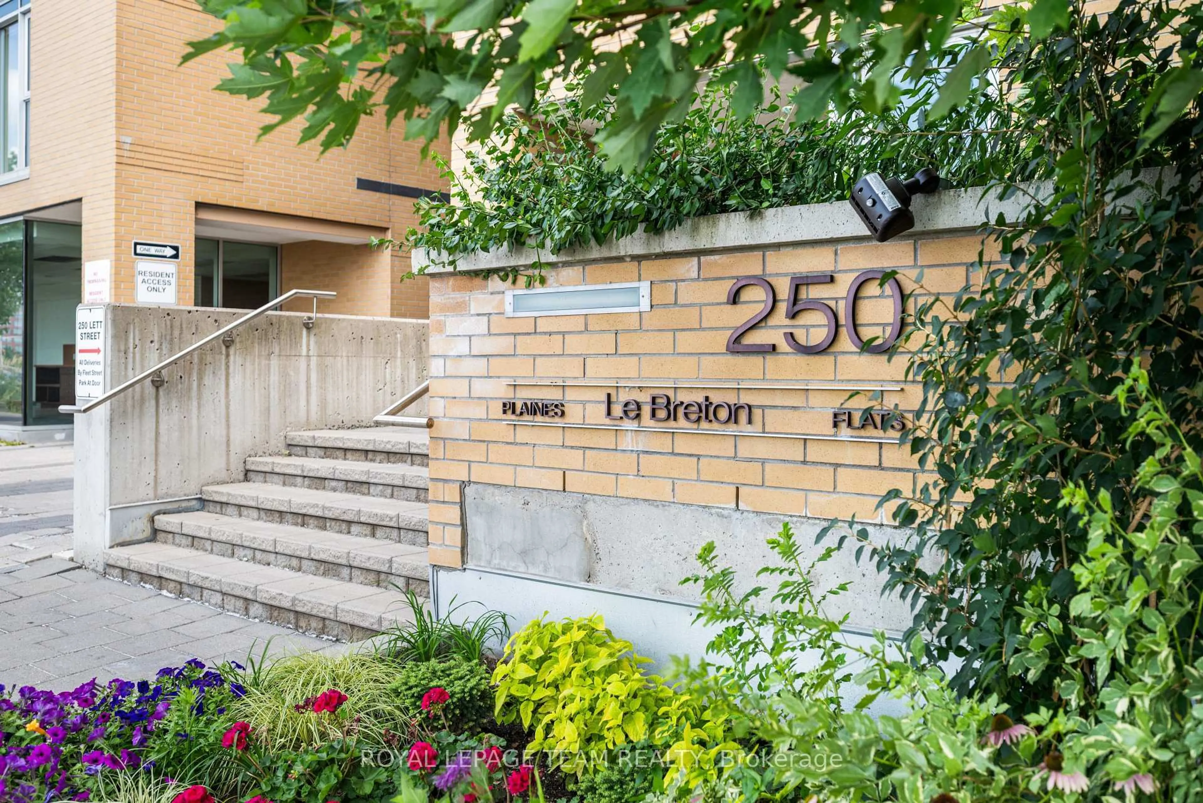 Indoor foyer for 250 Lett St #107, Ottawa Ontario K1R 0A8