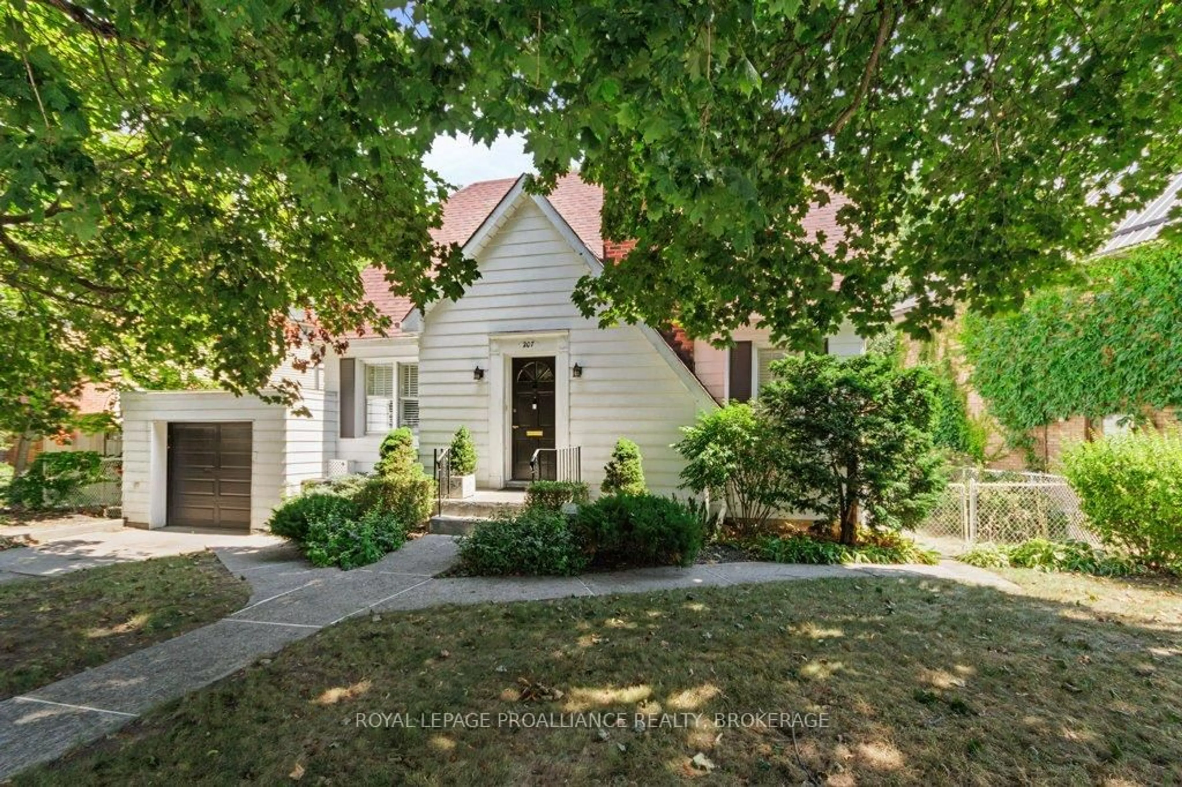 Unknown for 207 College St, Kingston Ontario K7L 4L9