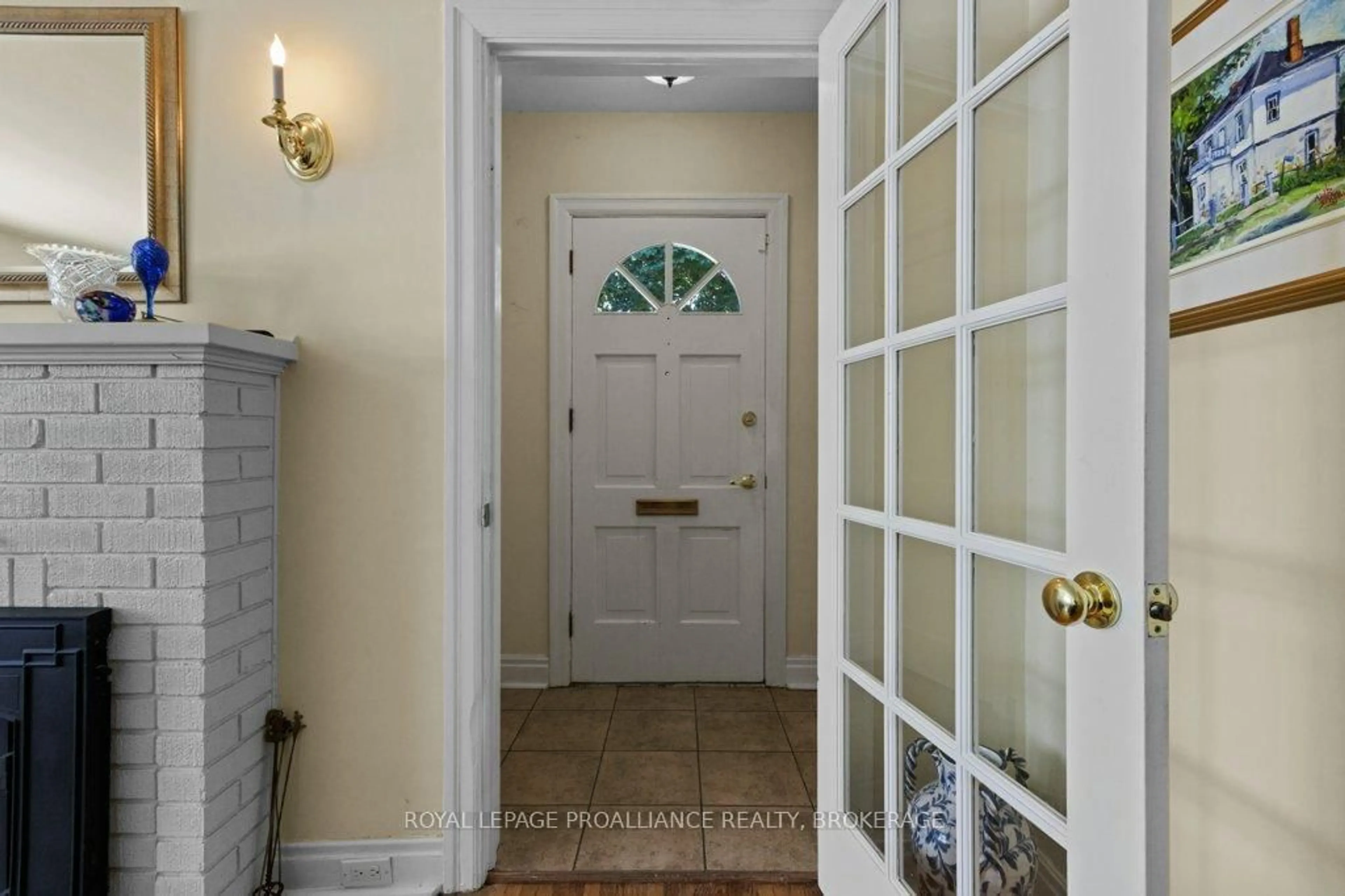 Indoor entryway for 207 College St, Kingston Ontario K7L 4L9