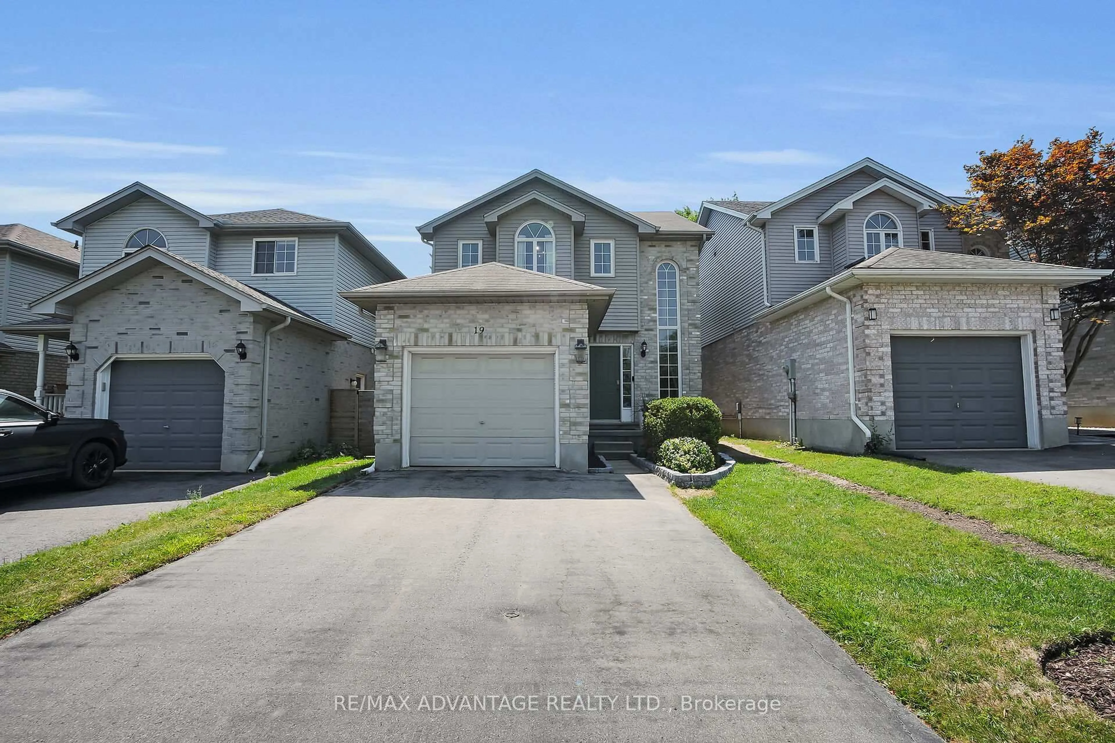 A pic from outside/outdoor area/front of a property/back of a property/a pic from drone, street for 19 Southcott Crt, London North Ontario N6G 4Y6